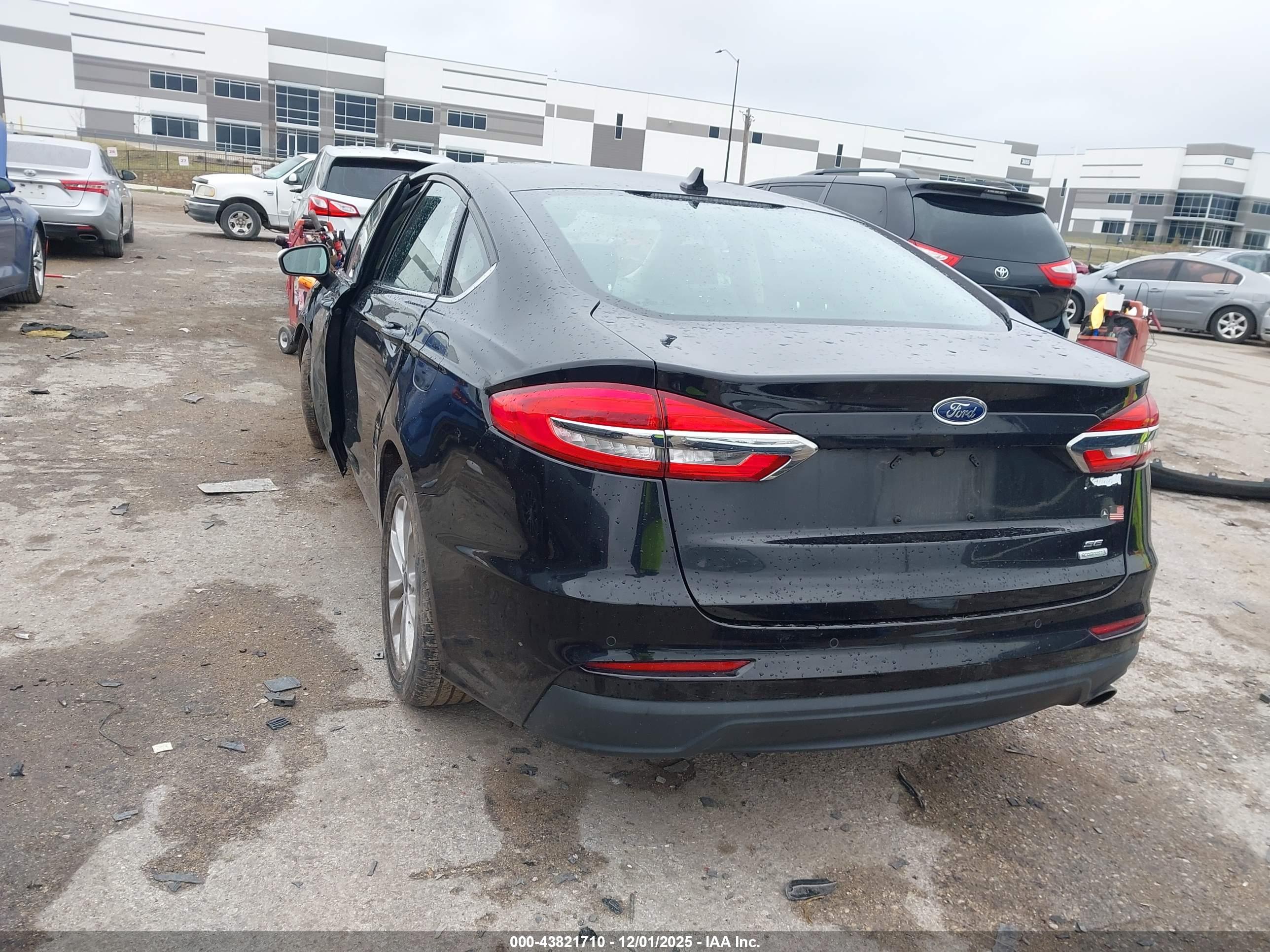 FORD FUSION image 3