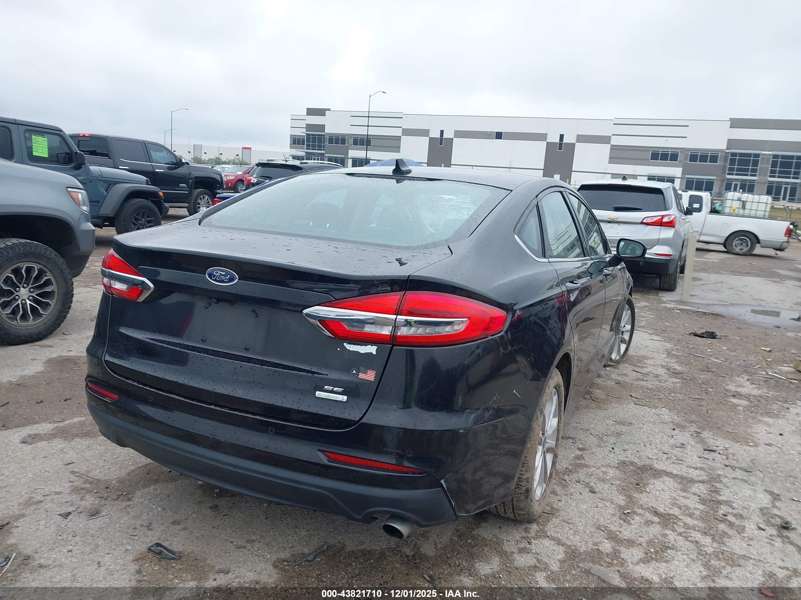 FORD FUSION image 4