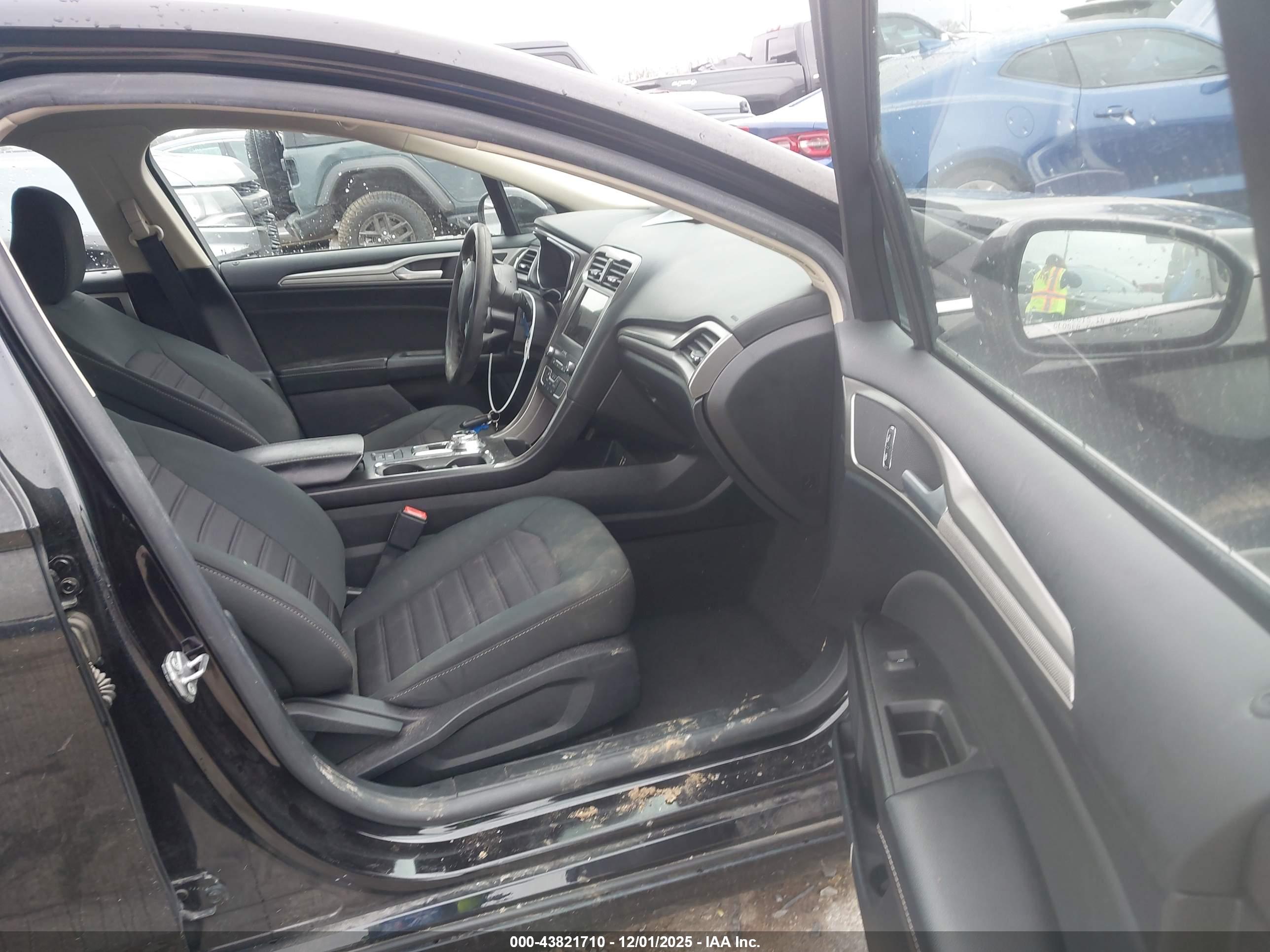 FORD FUSION image 5