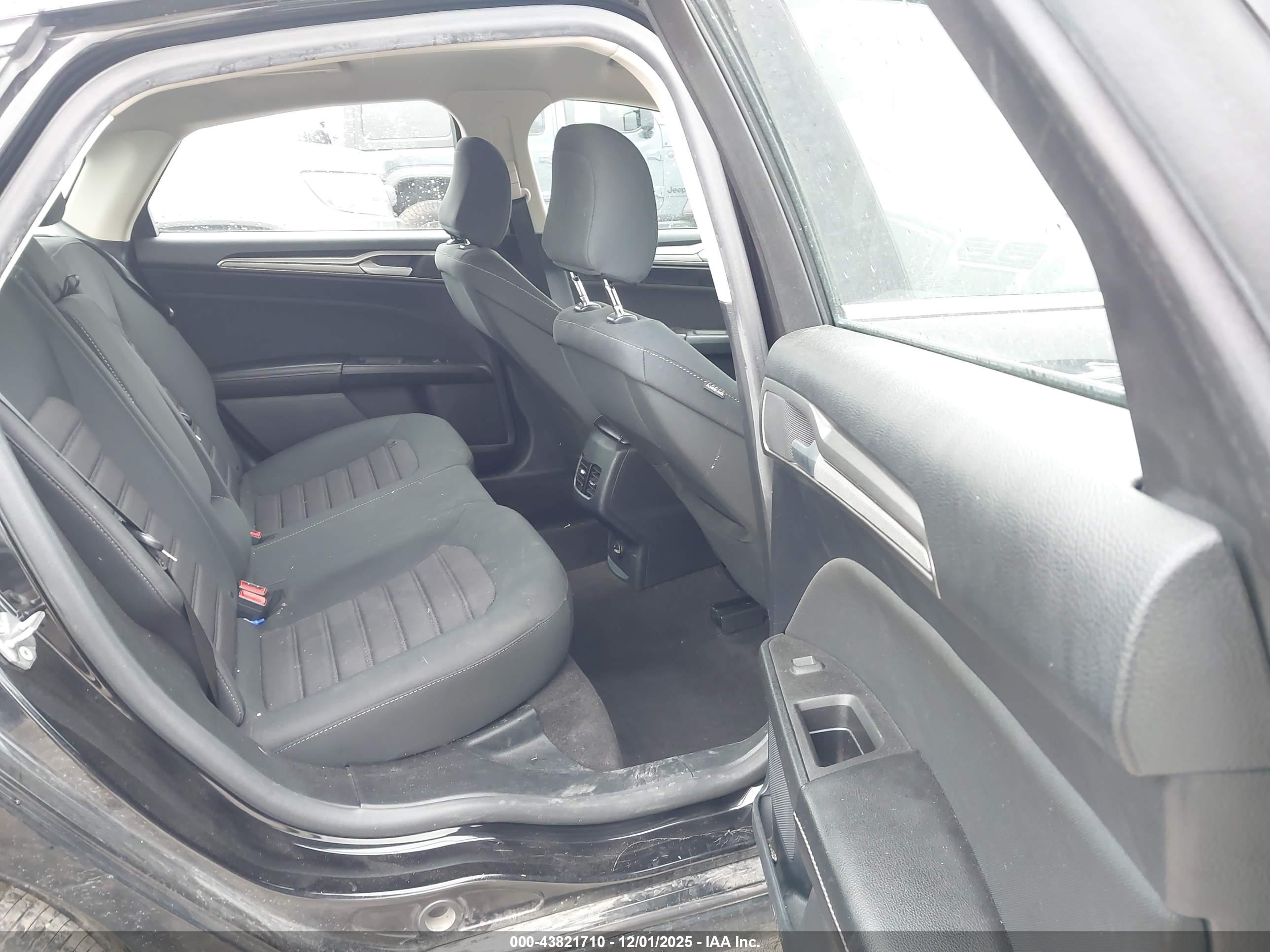 FORD FUSION image 8