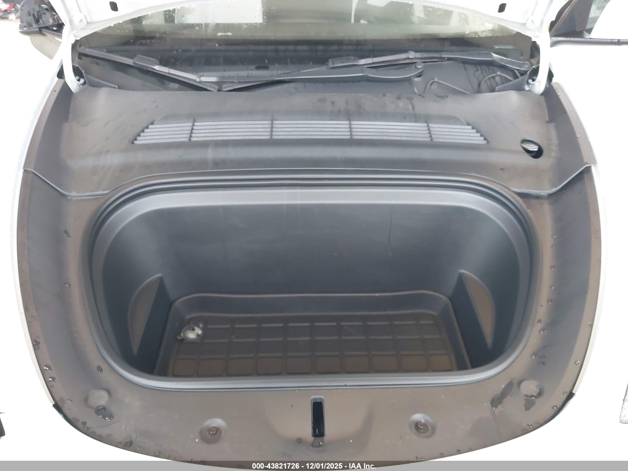 TESLA MODEL image 10