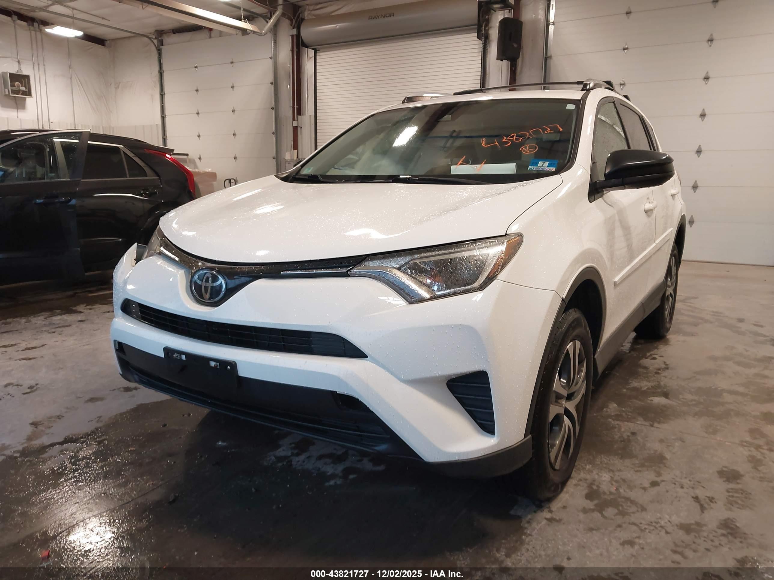 TOYOTA RAV4 image 2