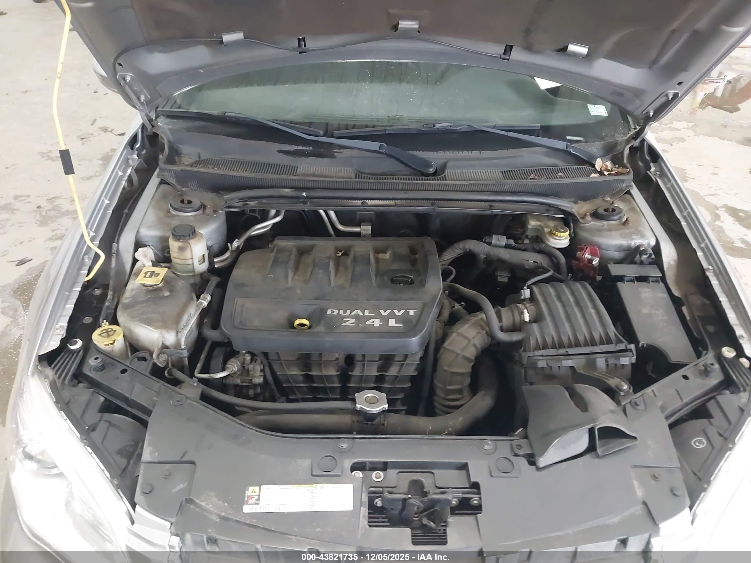 CHRYSLER 200 image 10