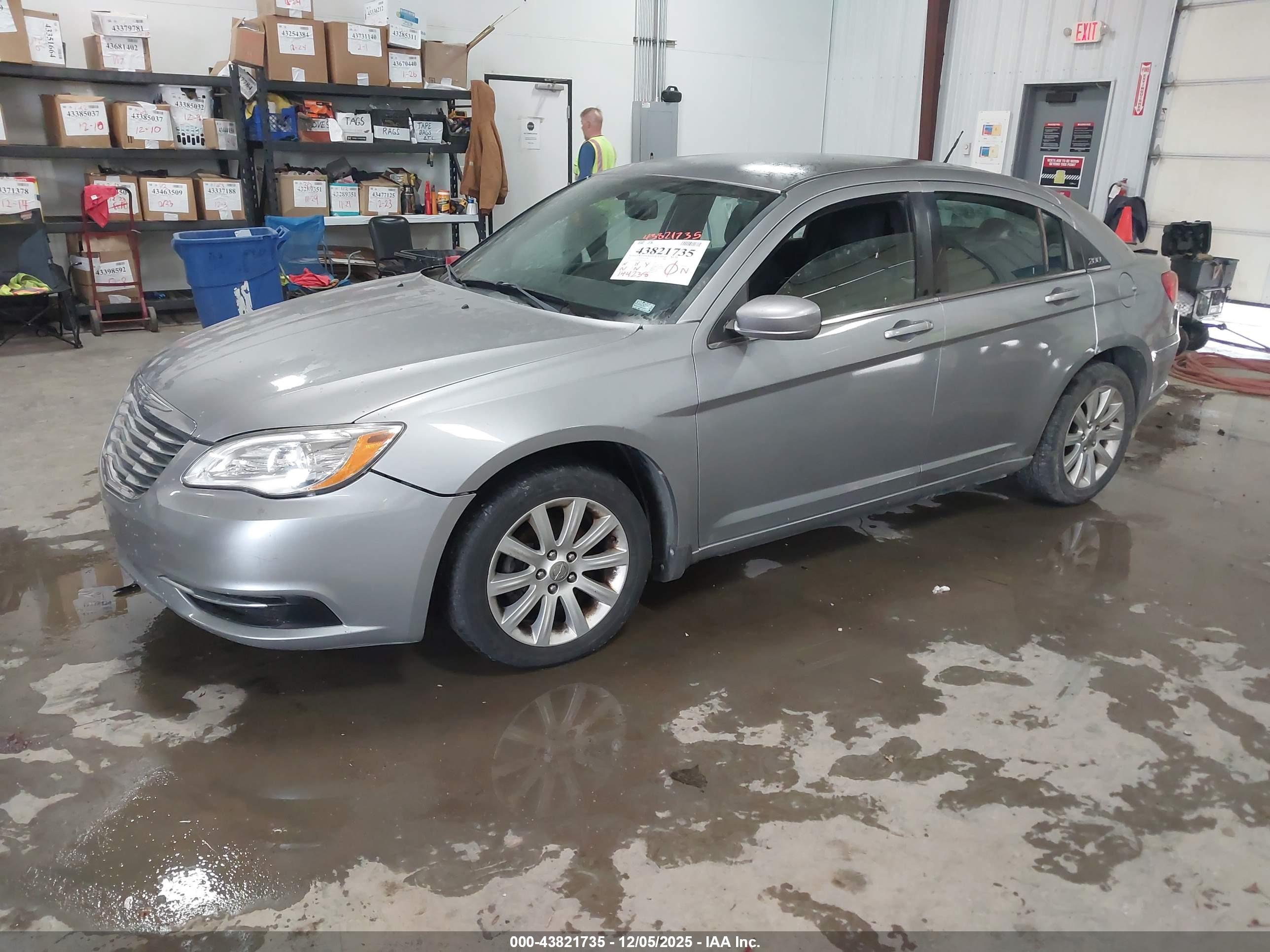 CHRYSLER 200 image 2