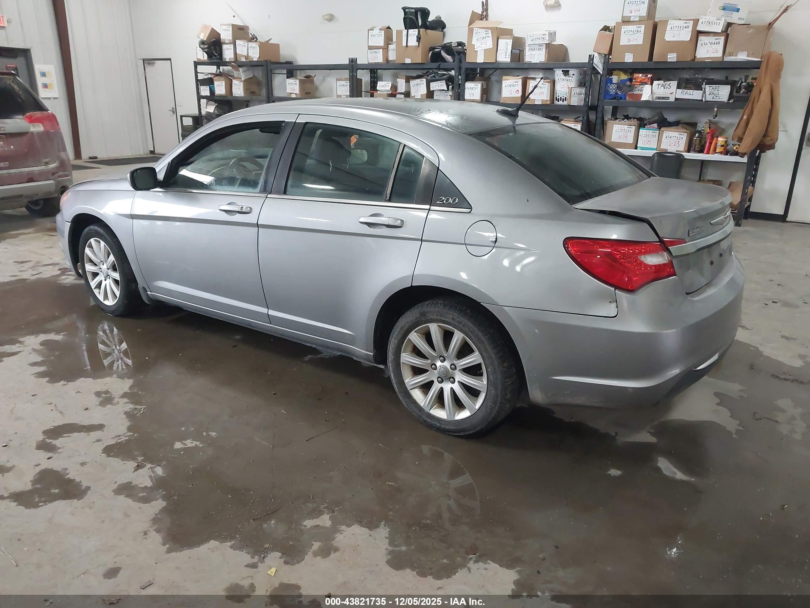 CHRYSLER 200 image 3