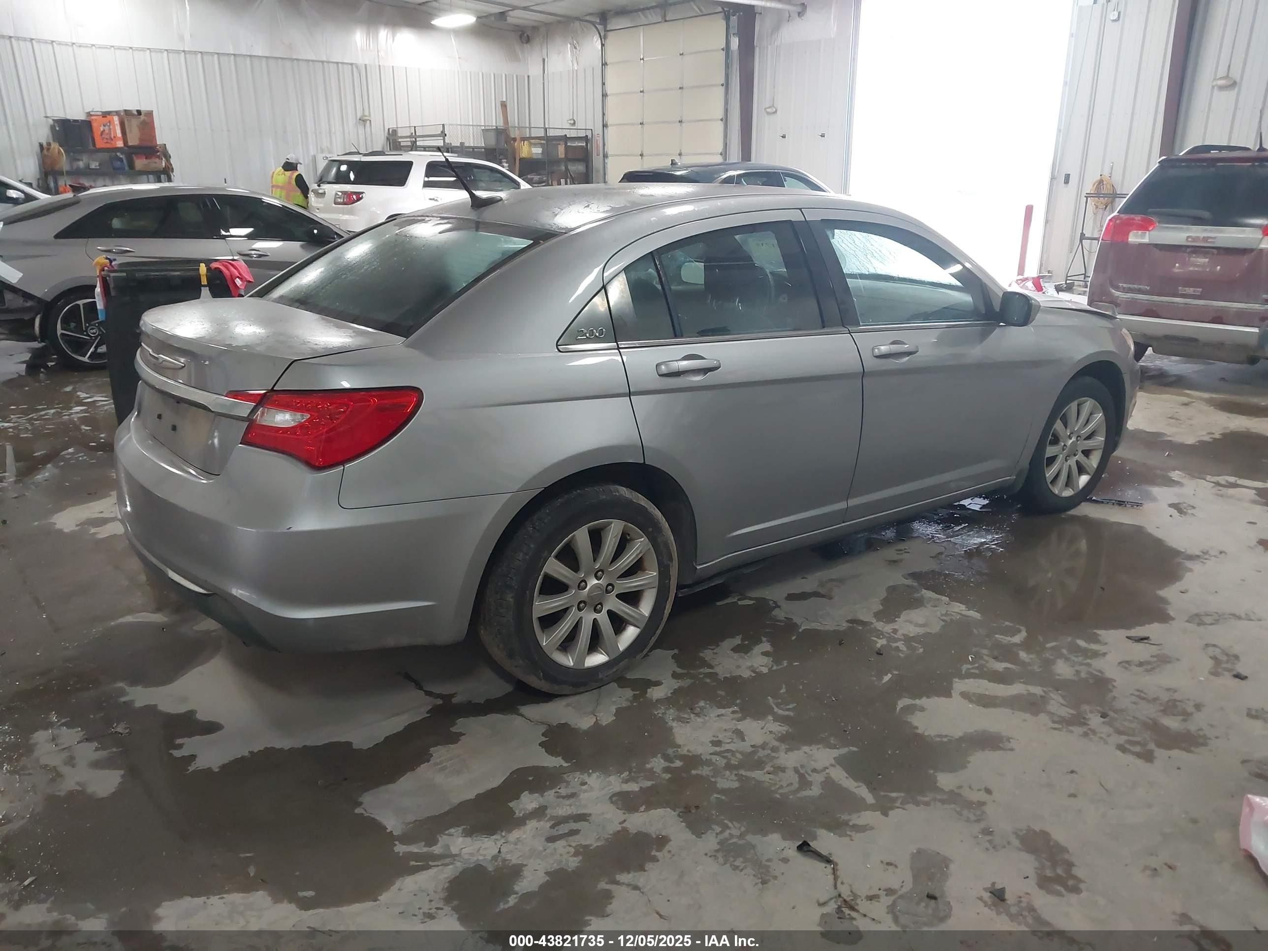 CHRYSLER 200 image 4