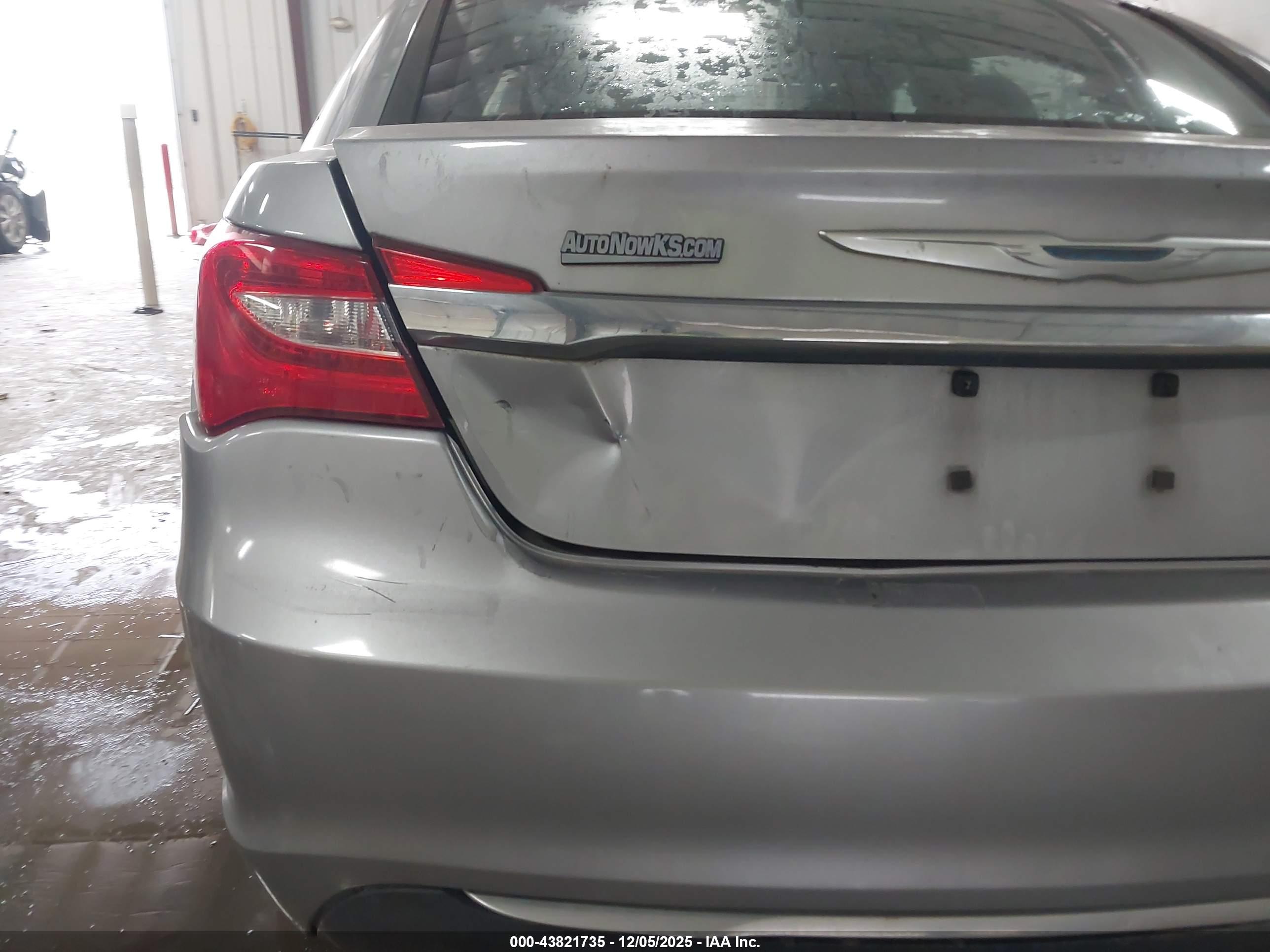 CHRYSLER 200 image 6