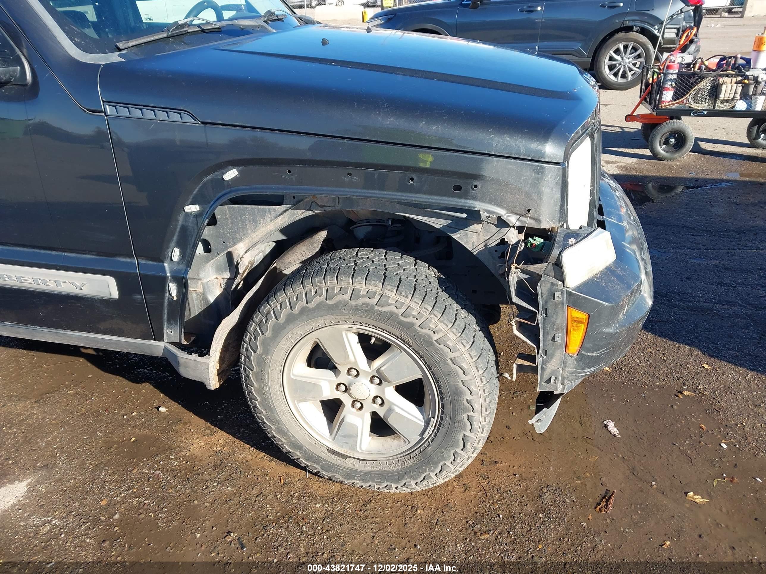 JEEP LIBERTY image 6