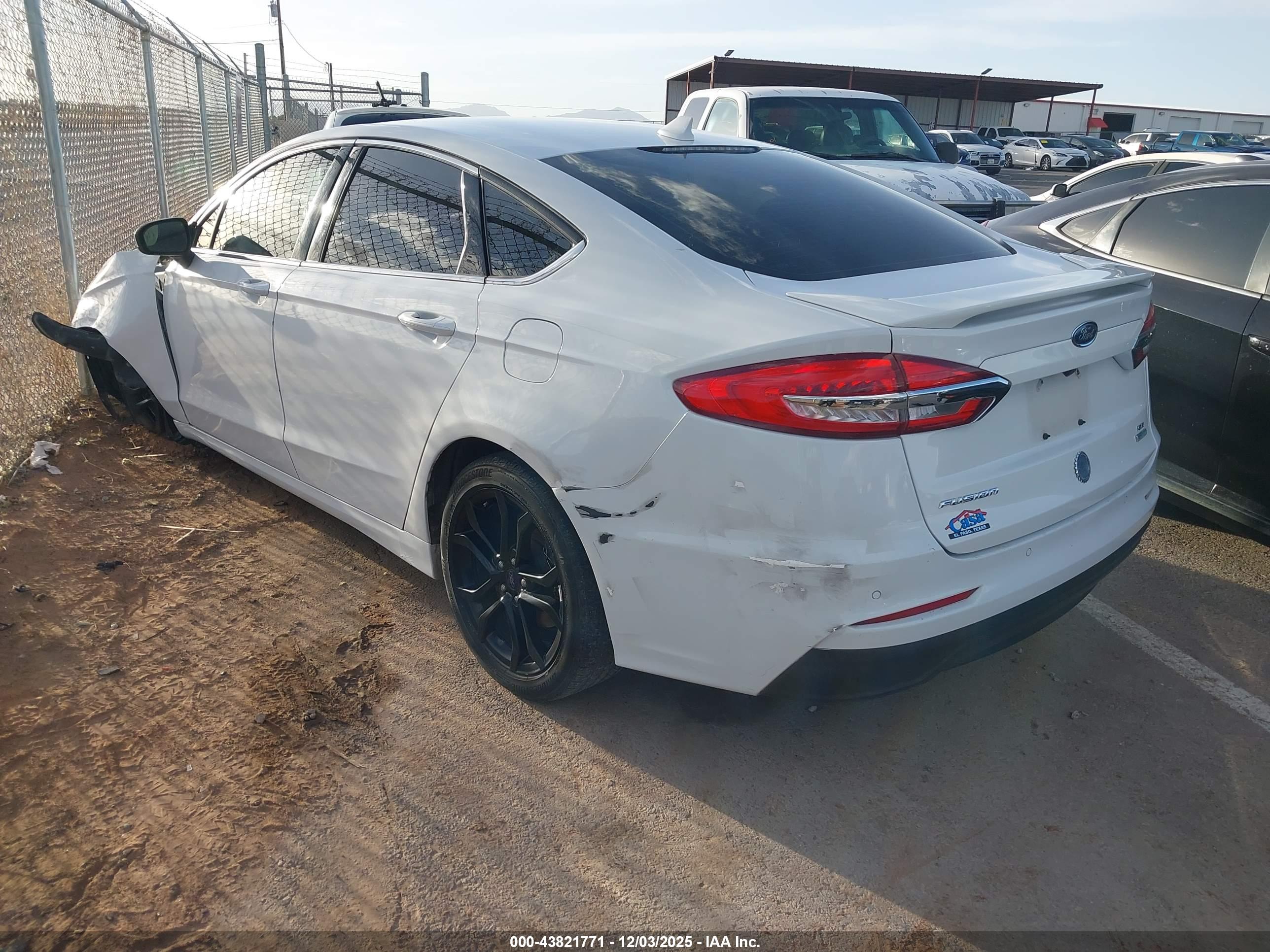 FORD FUSION image 3