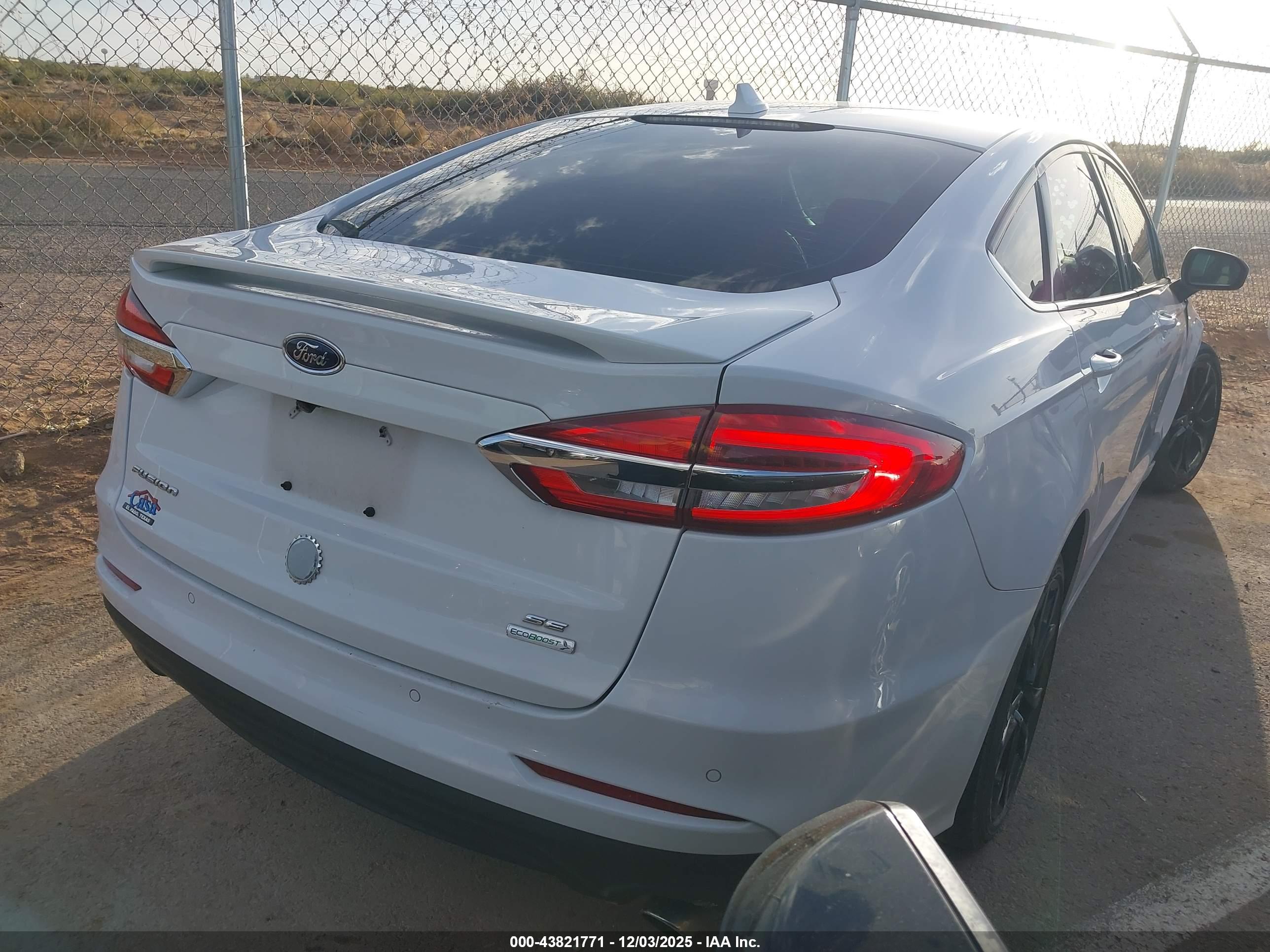 FORD FUSION image 4
