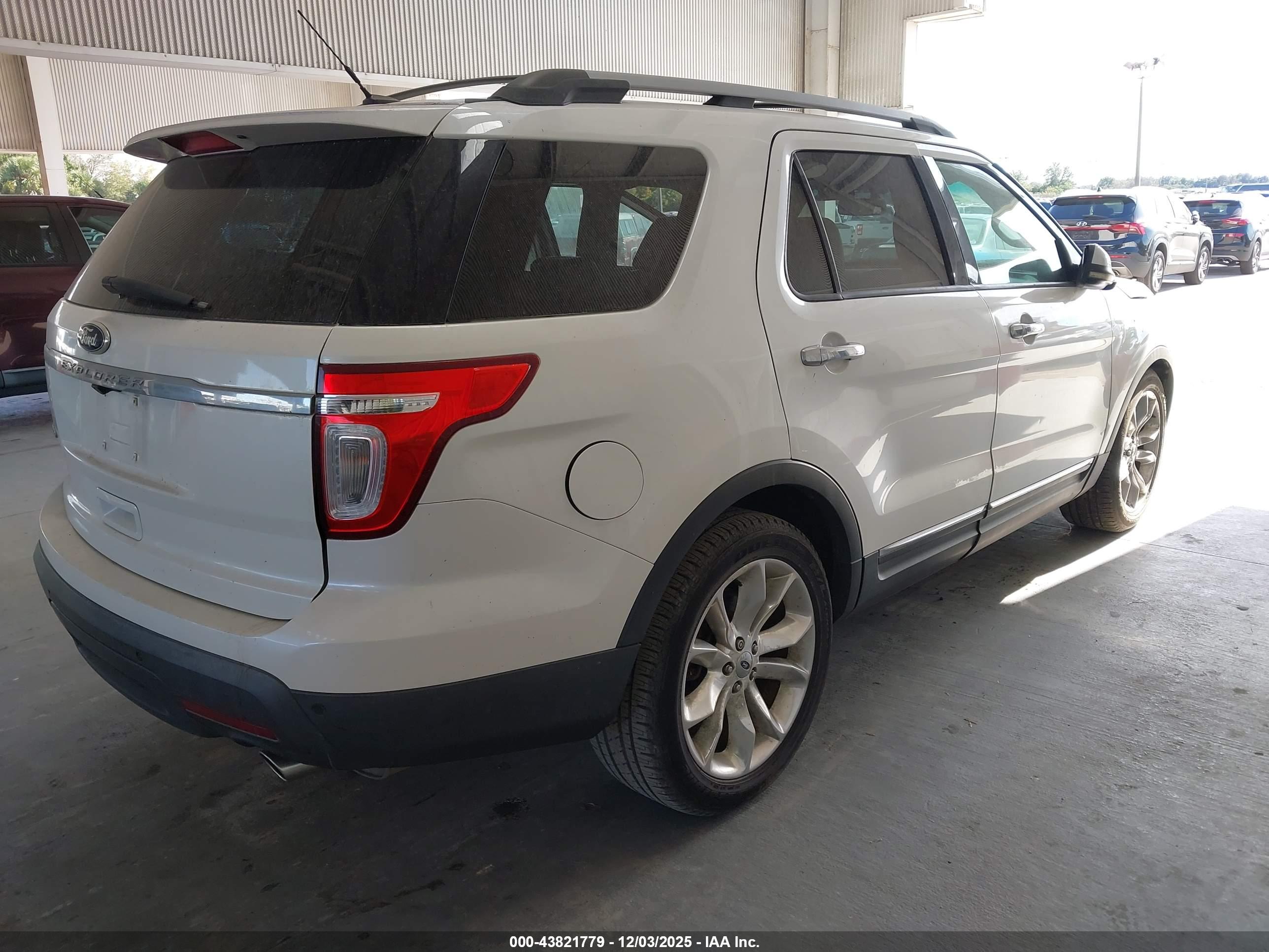 FORD EXPLORER image 4