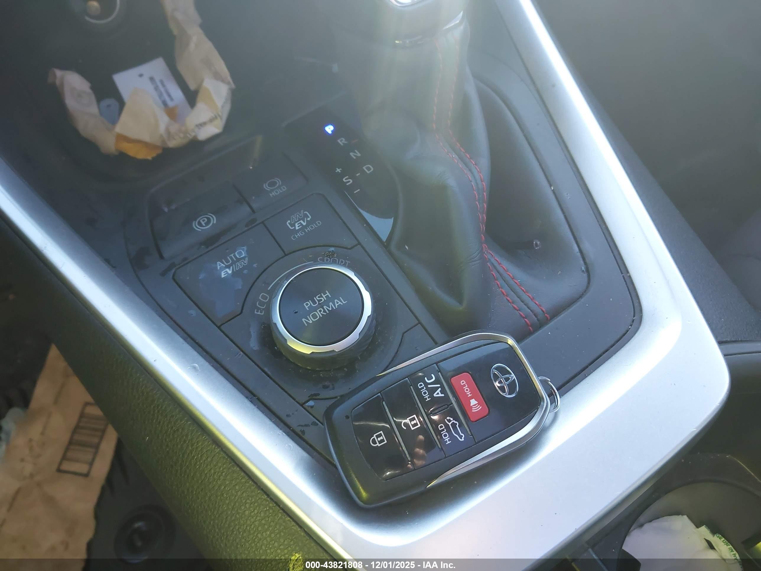 TOYOTA RAV4 image 11