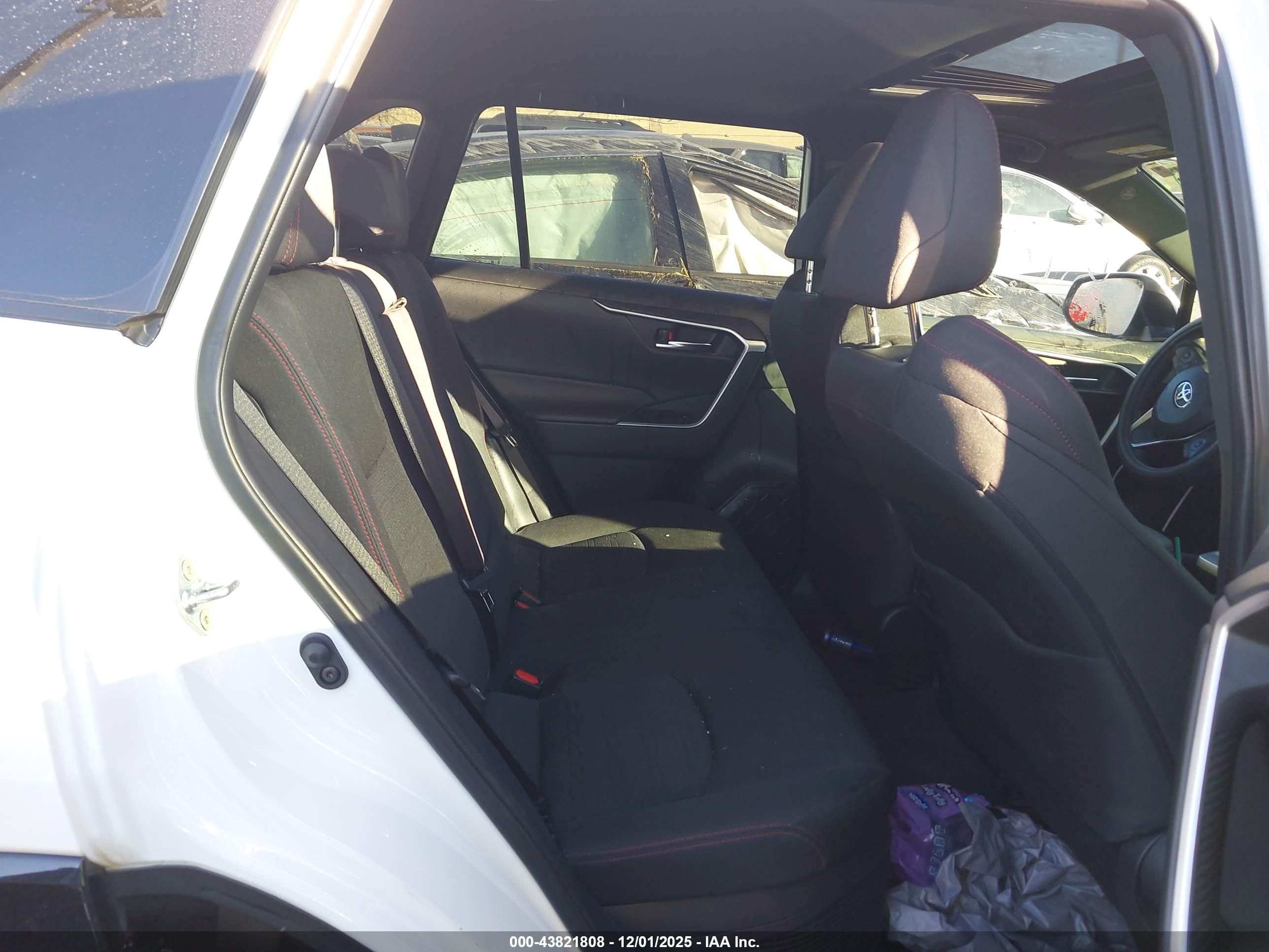 TOYOTA RAV4 image 8