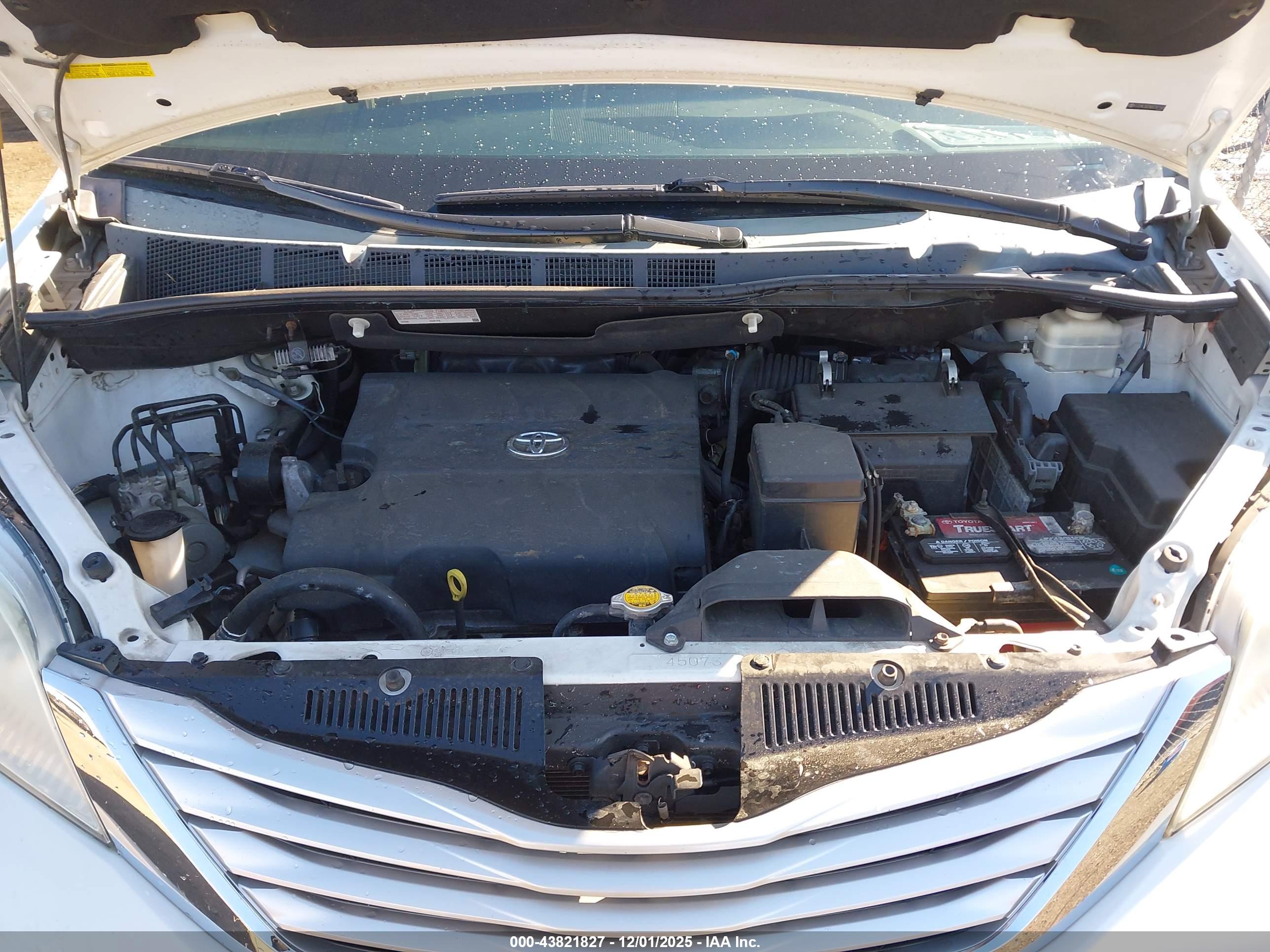 TOYOTA SIENNA image 10