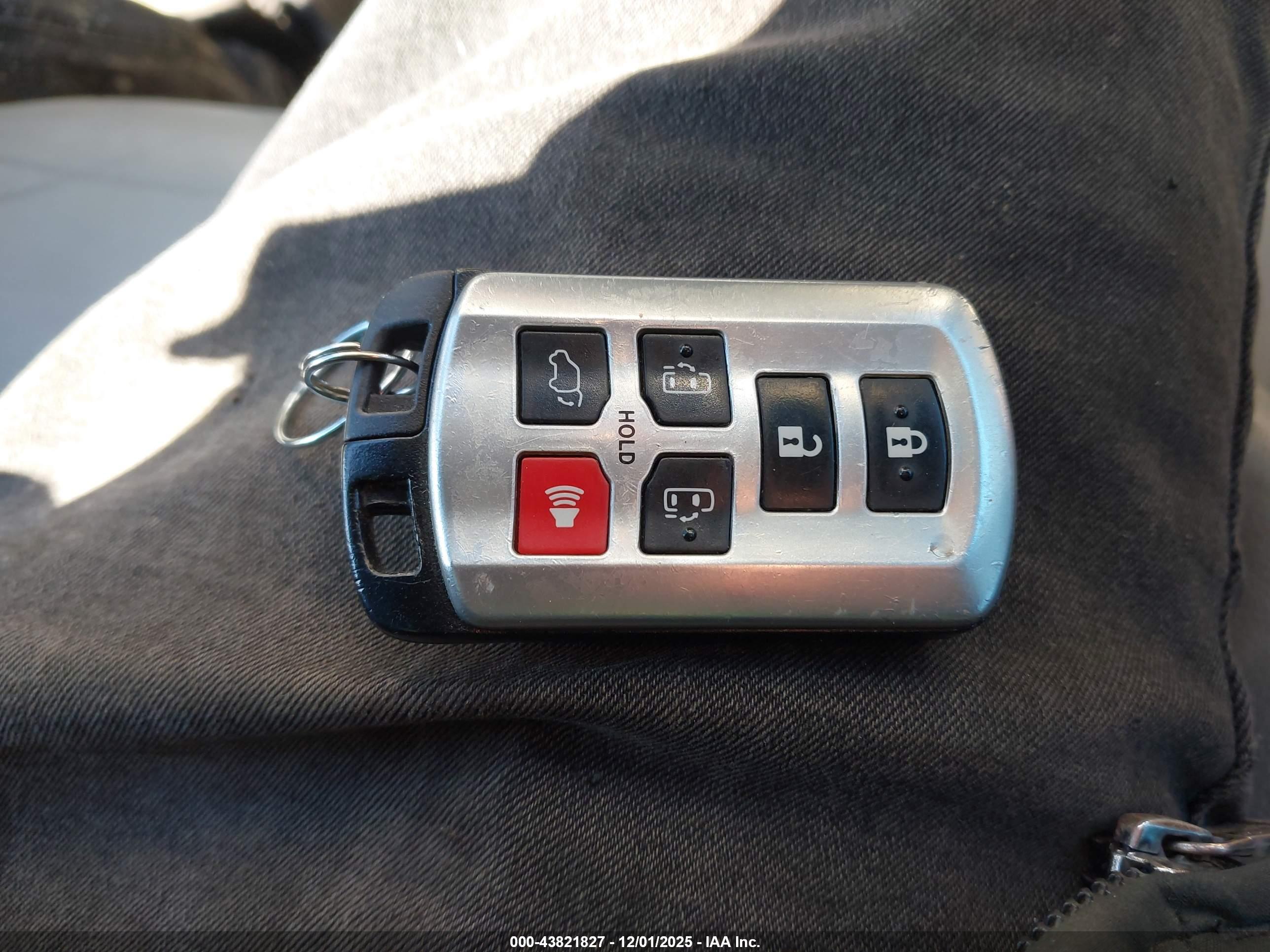 TOYOTA SIENNA image 11