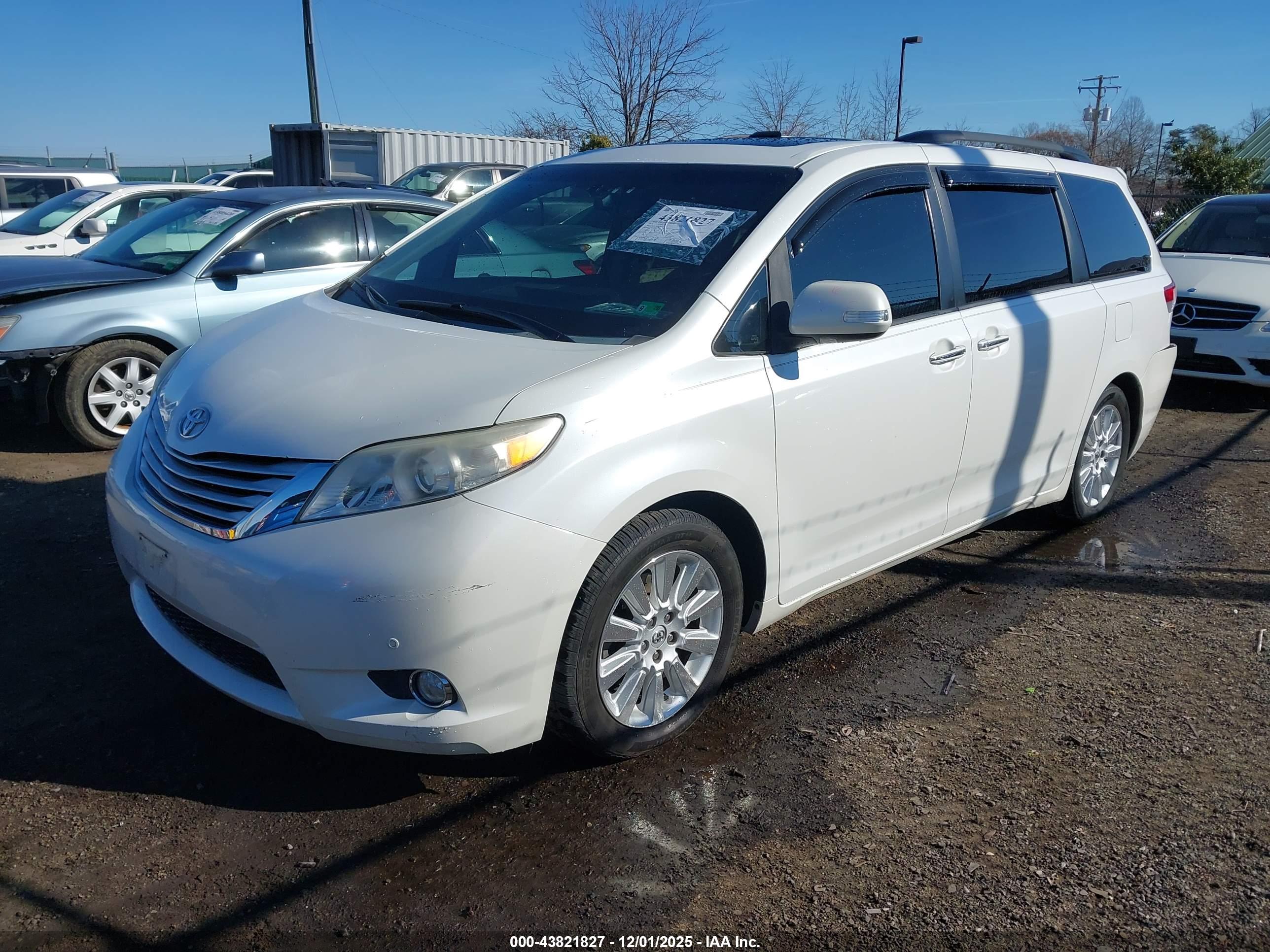 TOYOTA SIENNA image 2