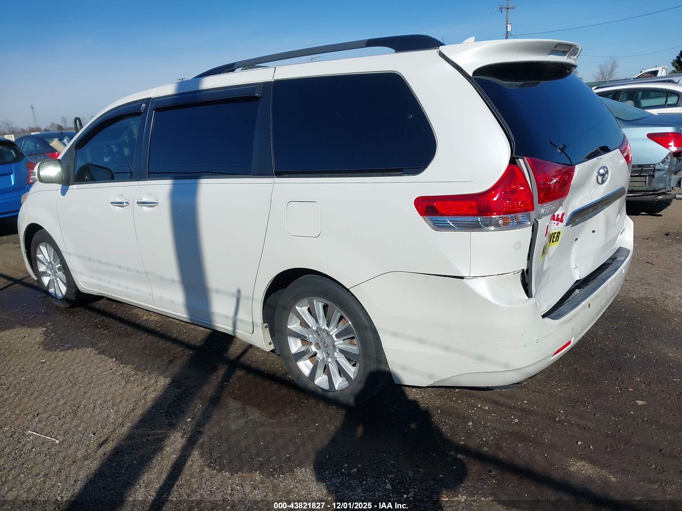 TOYOTA SIENNA image 3