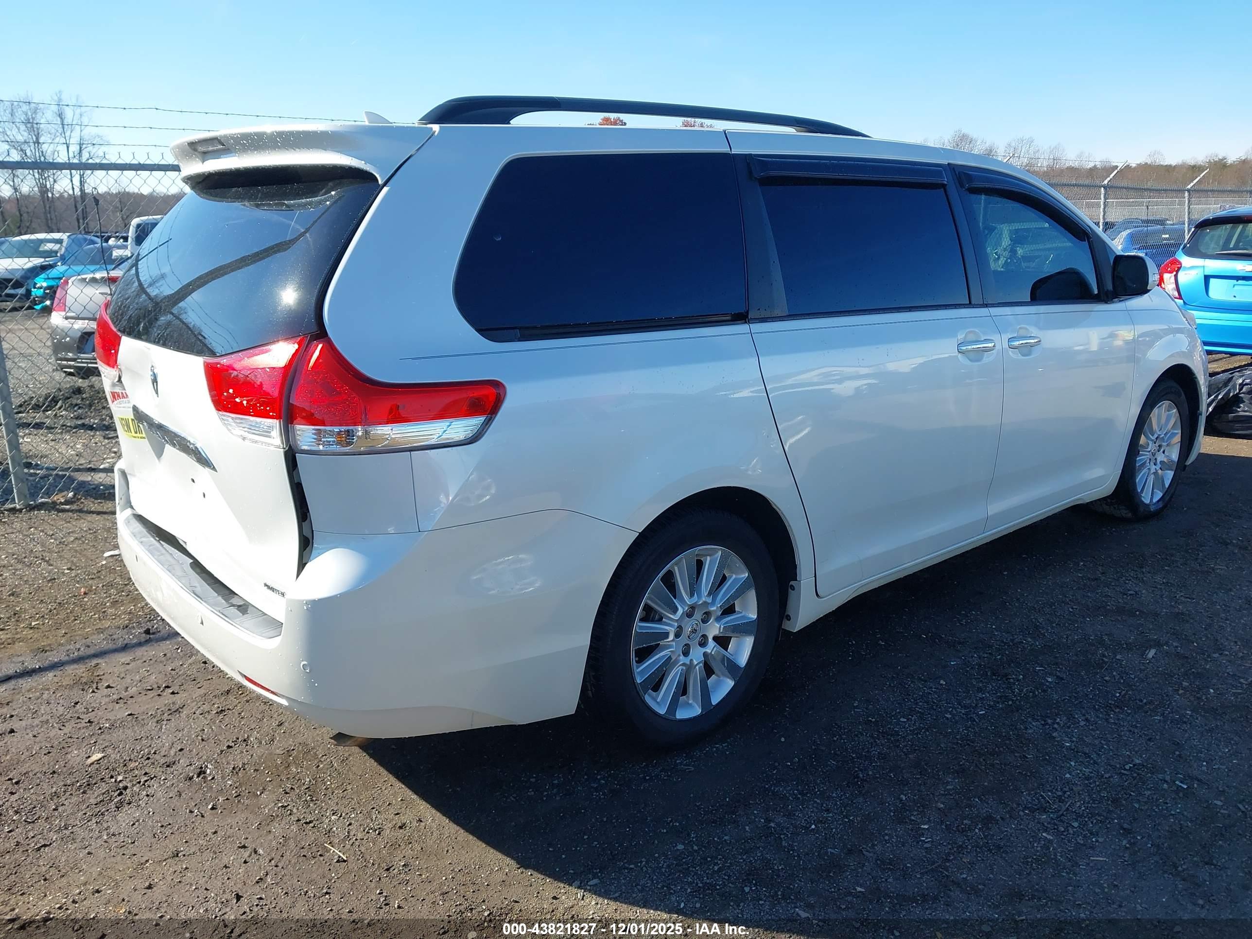TOYOTA SIENNA image 4