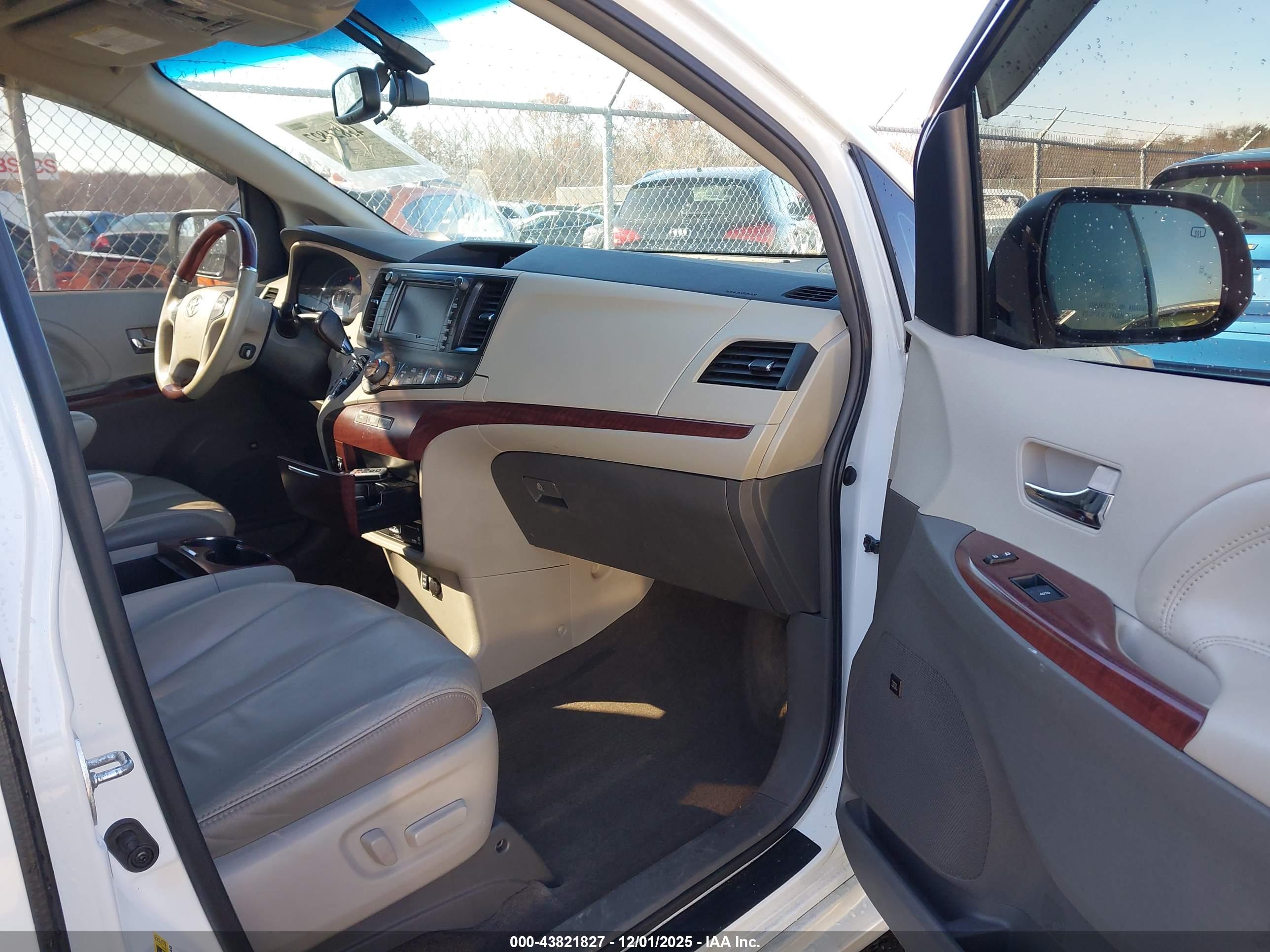 TOYOTA SIENNA image 5