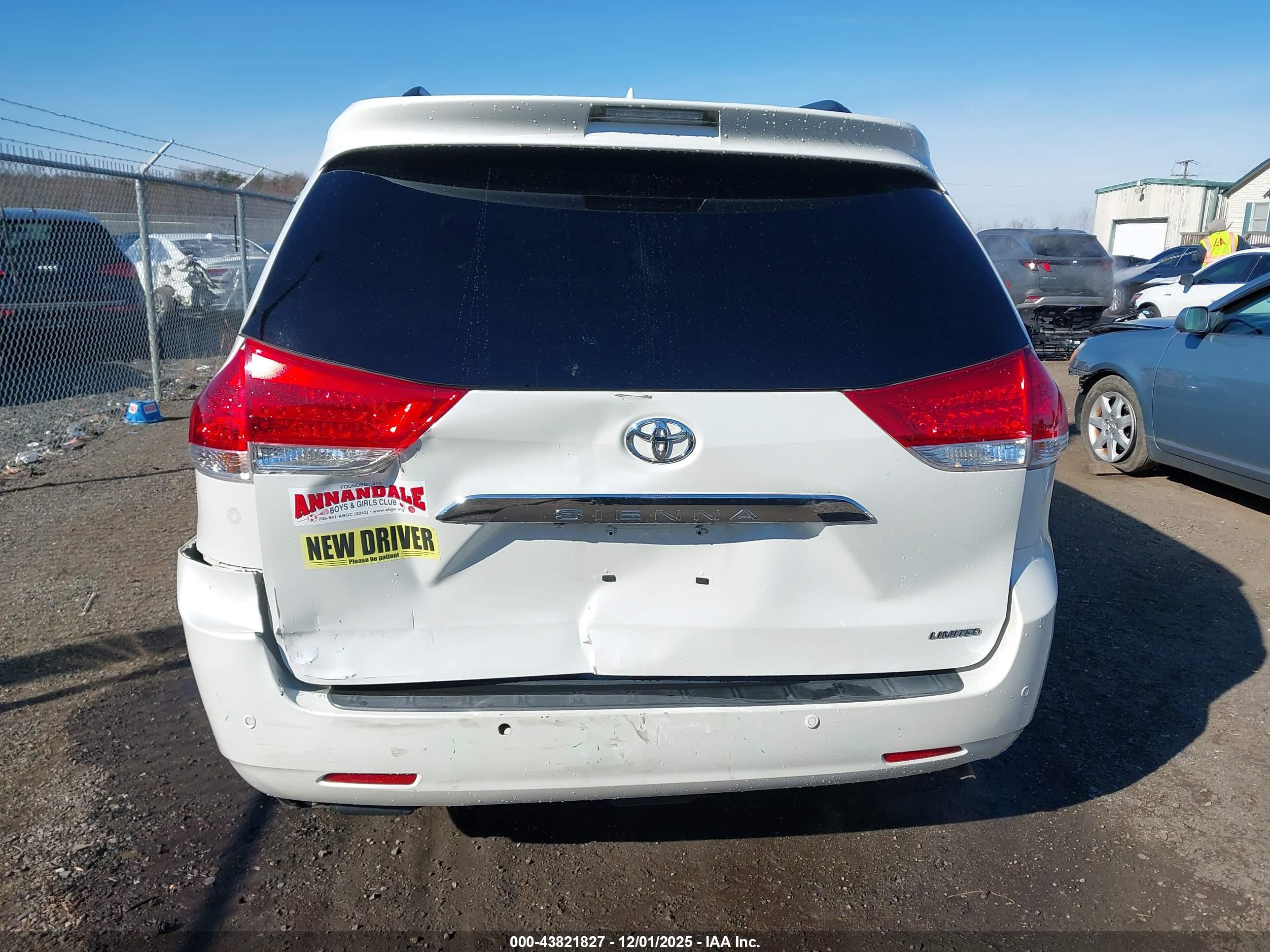 TOYOTA SIENNA image 6
