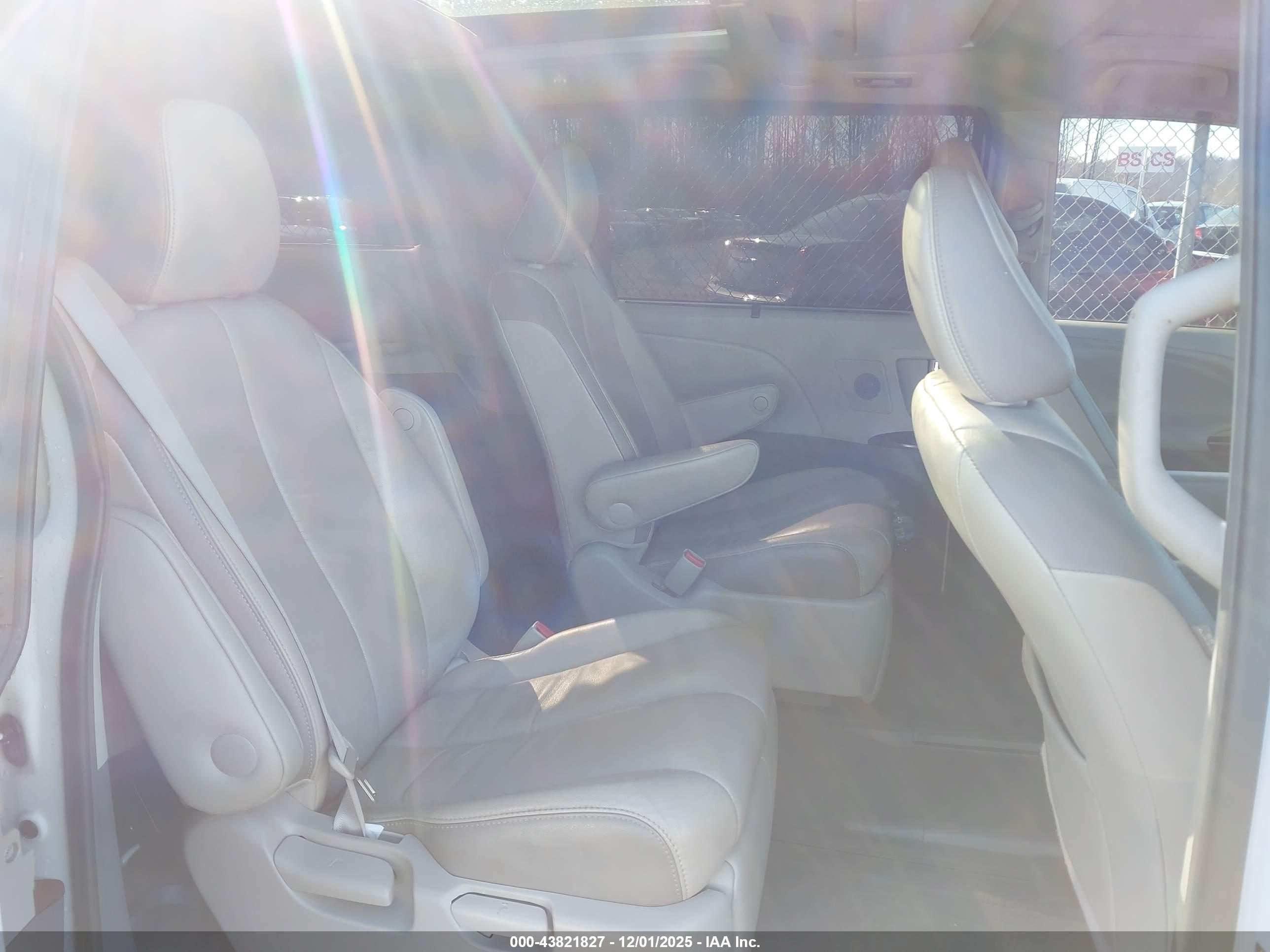 TOYOTA SIENNA image 8
