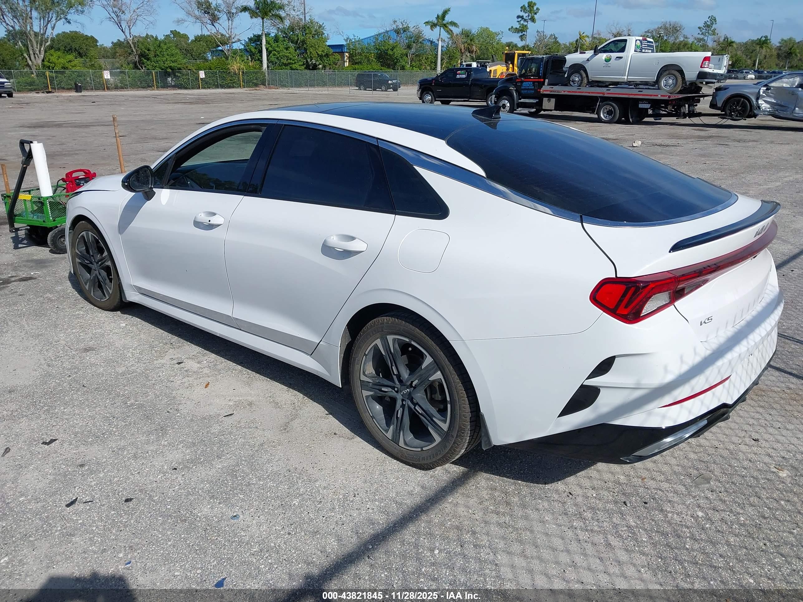 KIA K5 image 3