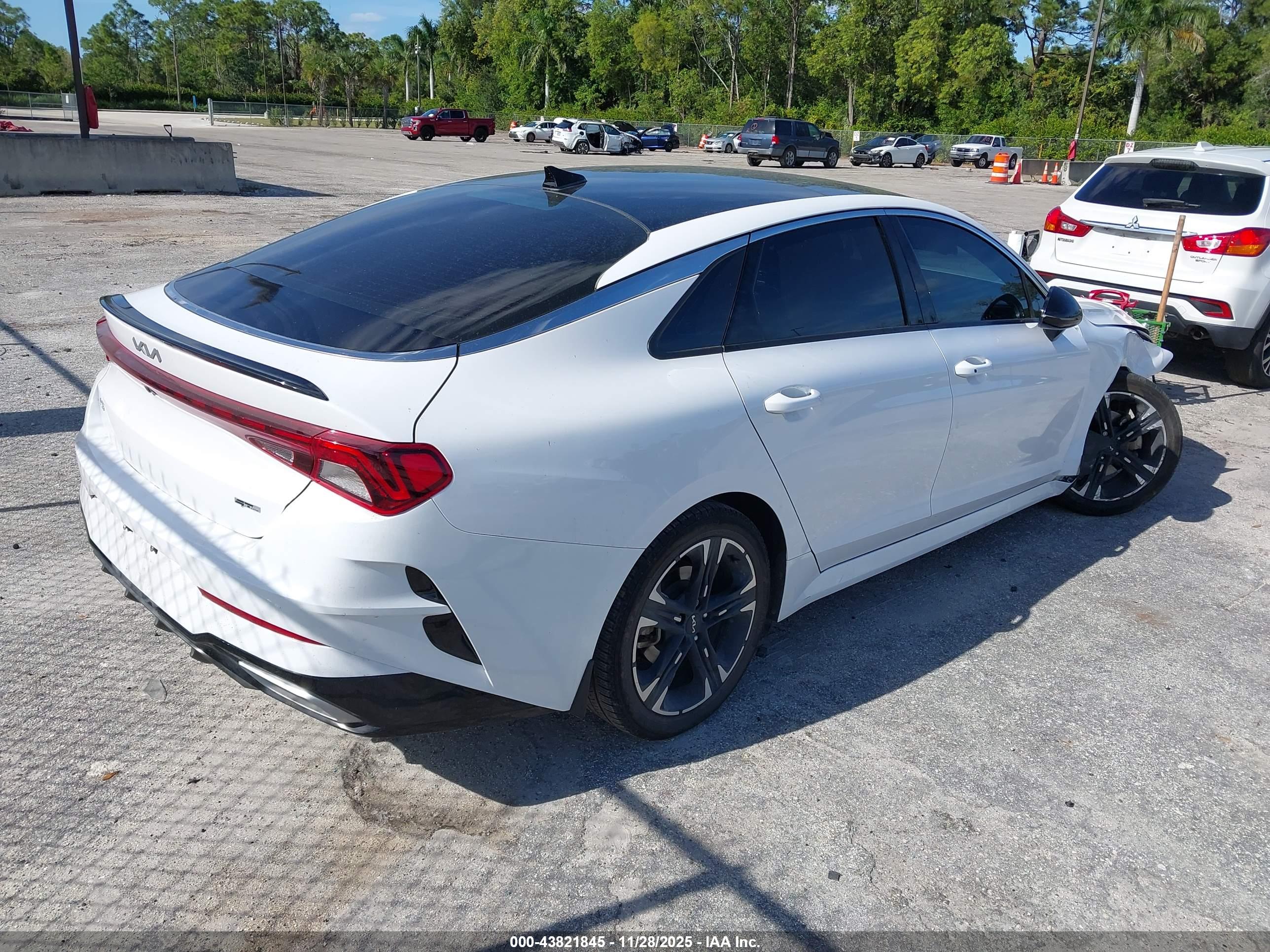 KIA K5 image 4