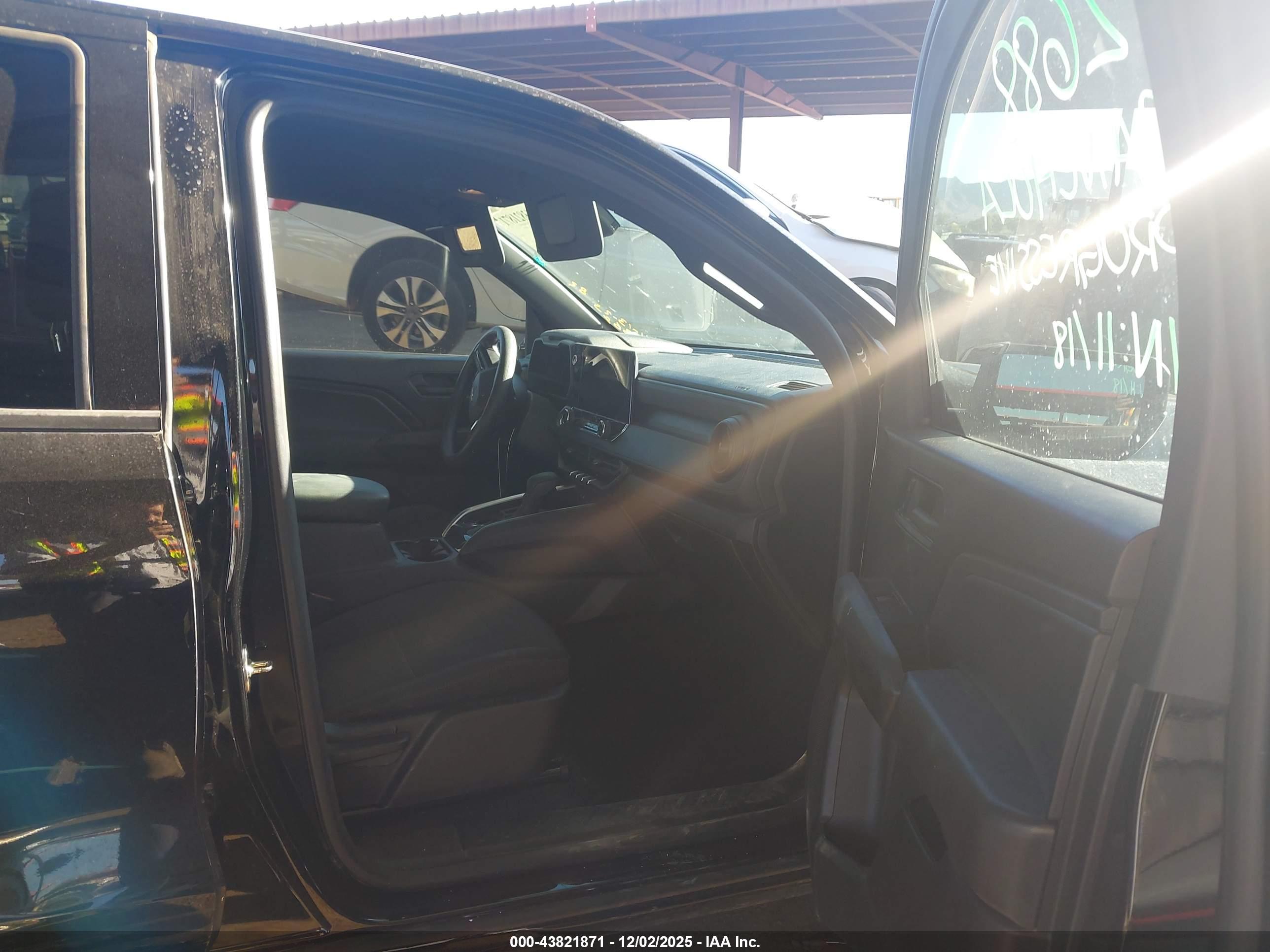 CHEVROLET COLORADO image 5