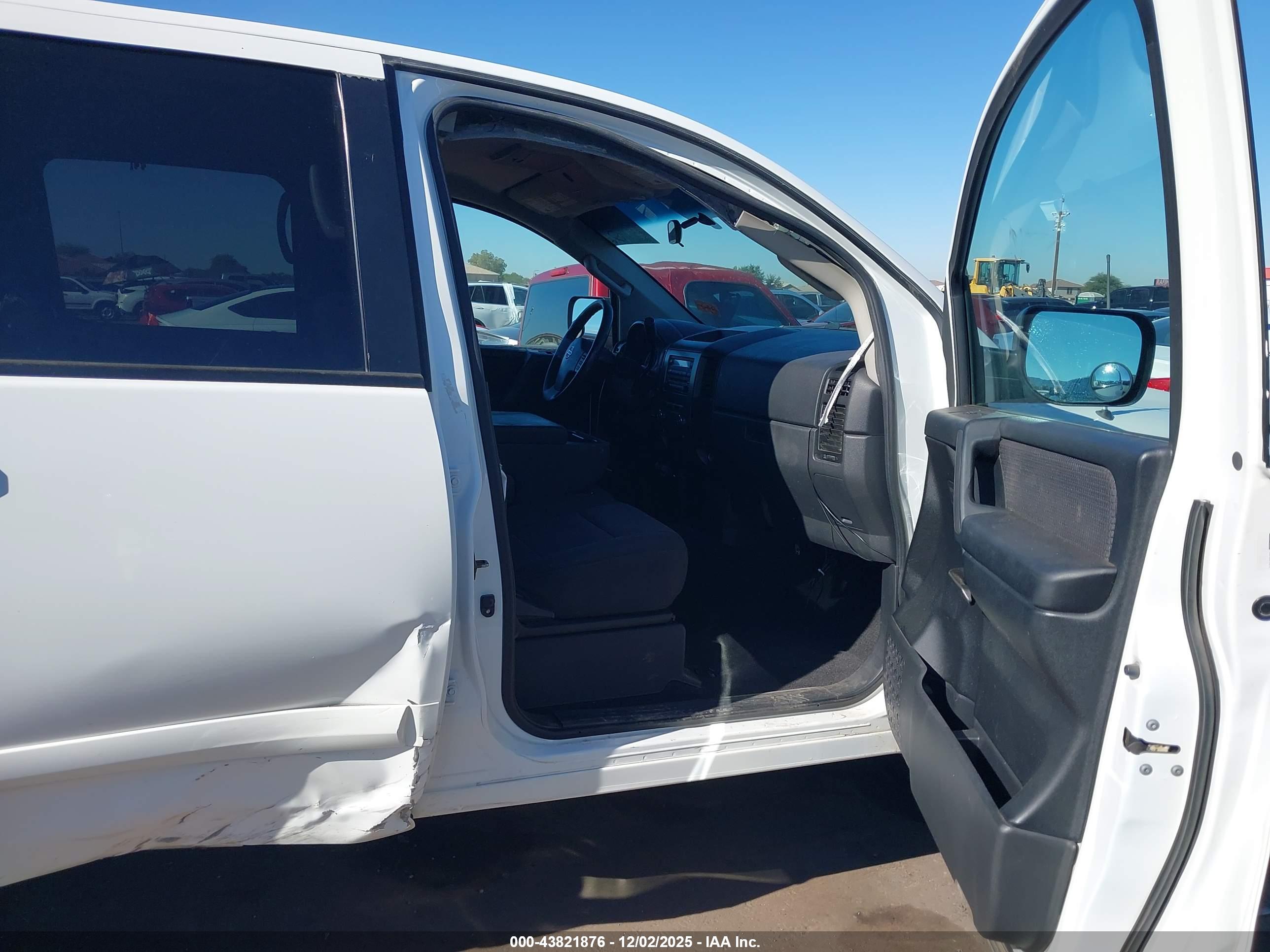 NISSAN TITAN image 5
