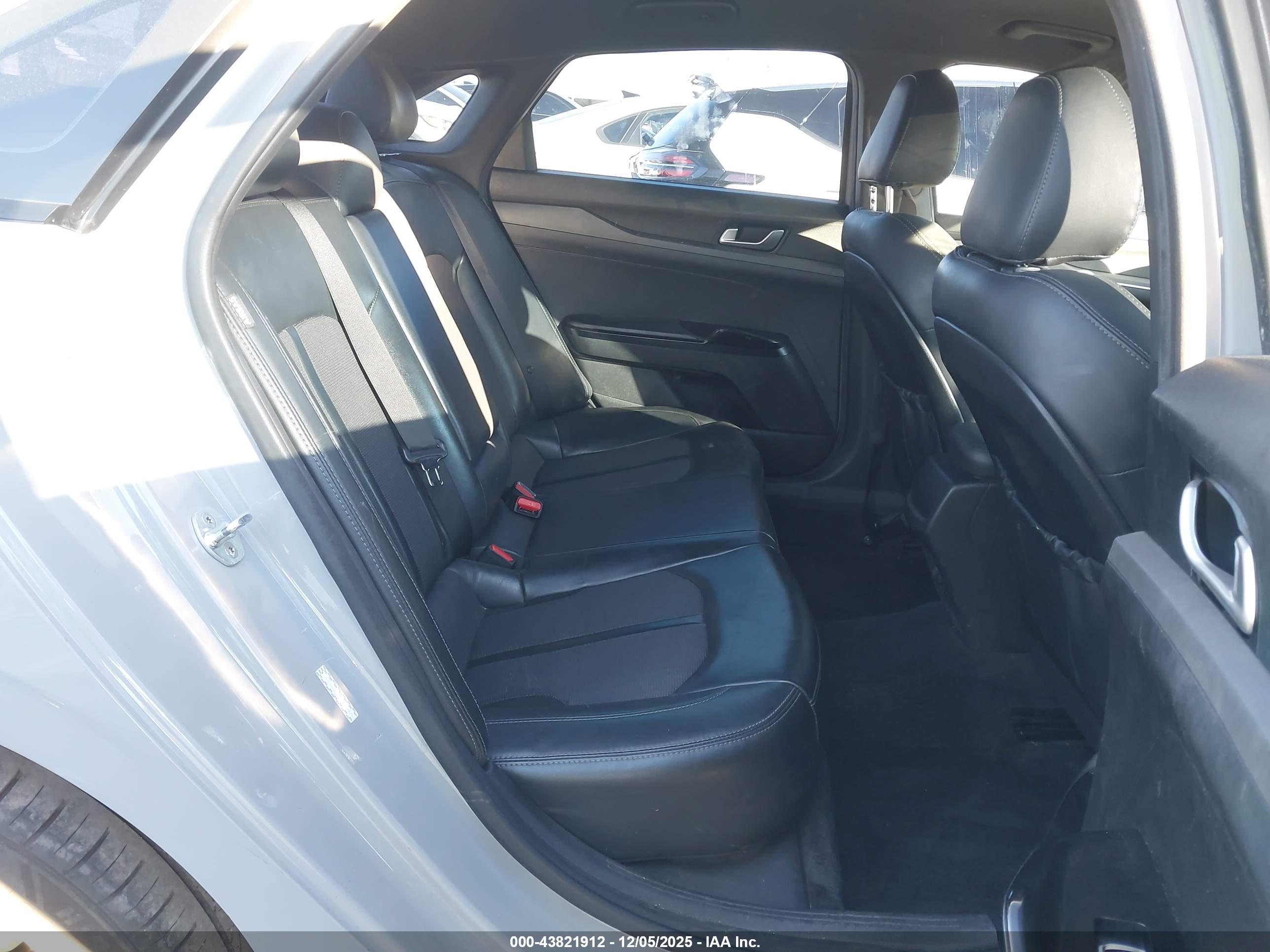 KIA K5 image 8