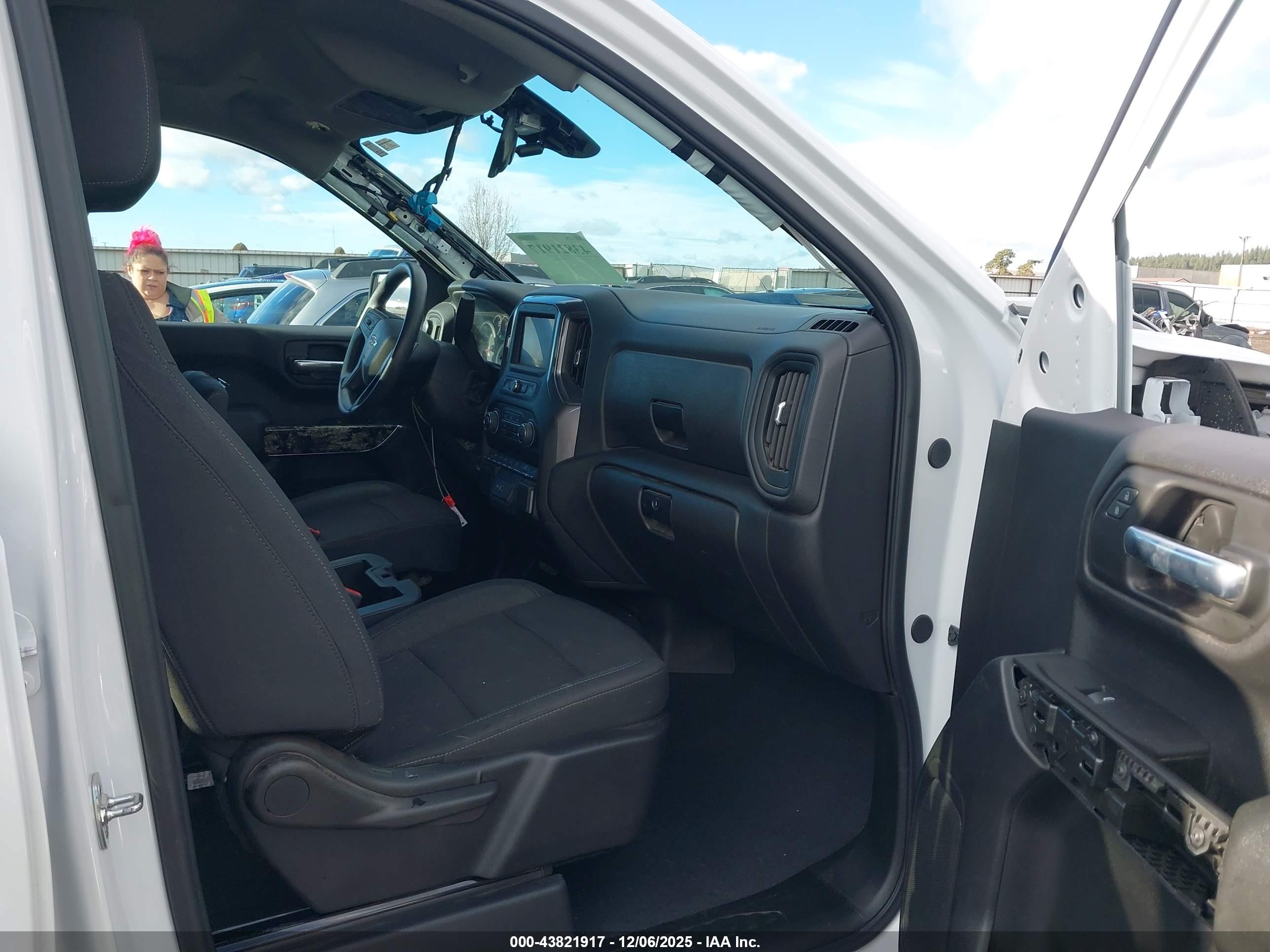 CHEVROLET SILVERADO image 5