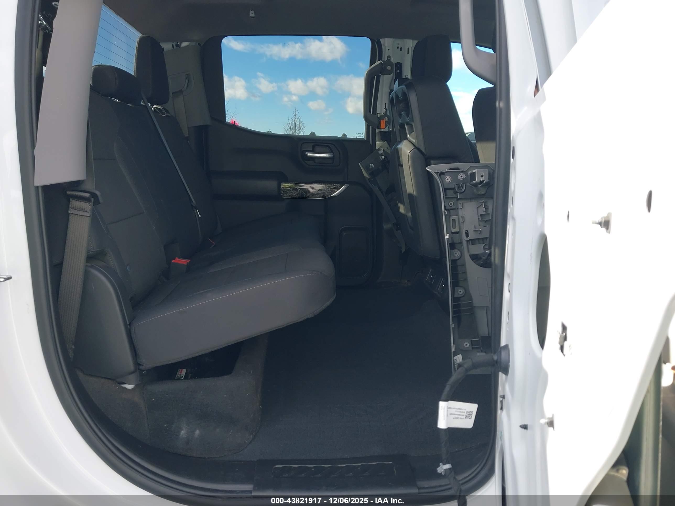 CHEVROLET SILVERADO image 8