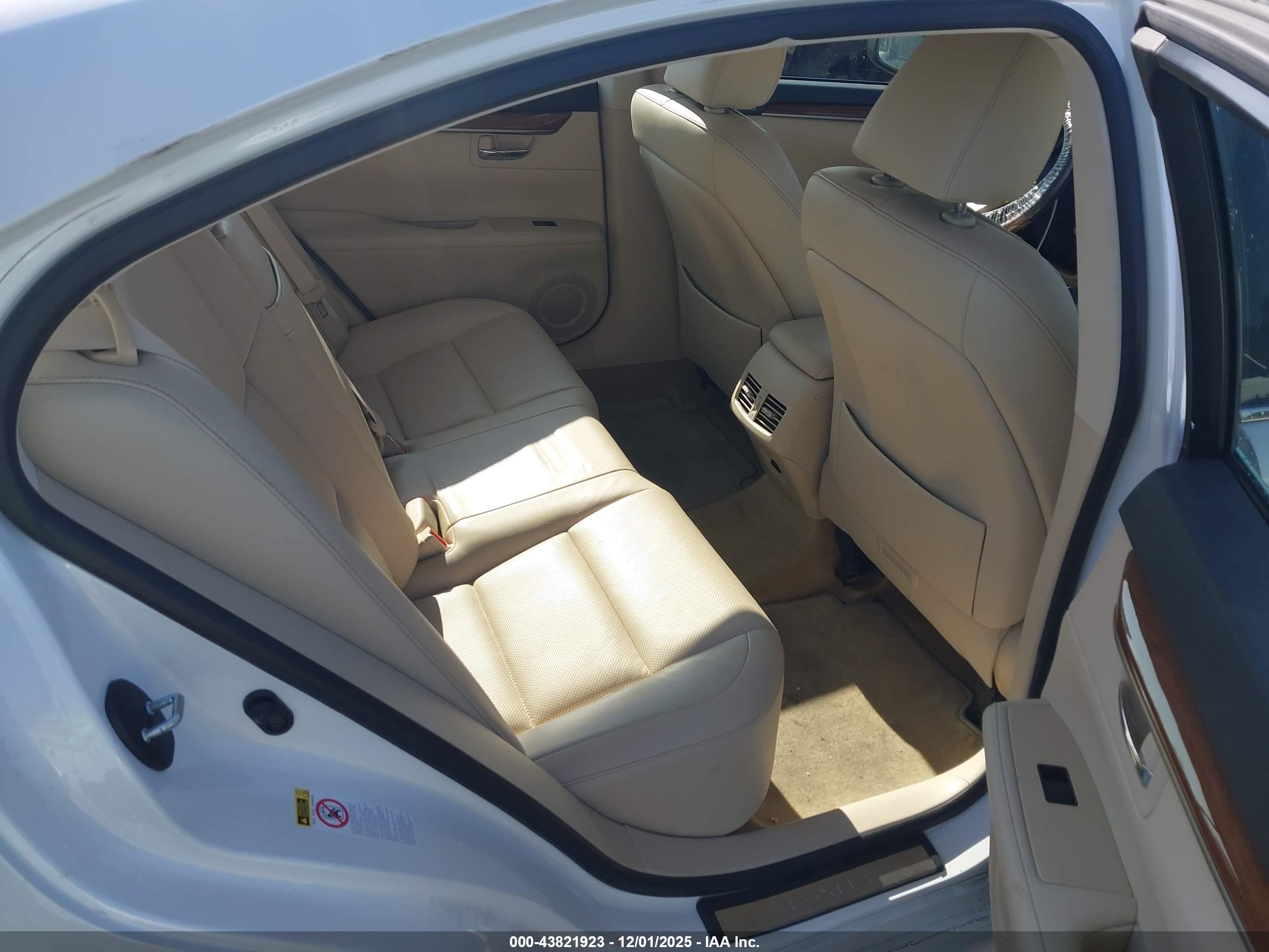LEXUS ES image 8