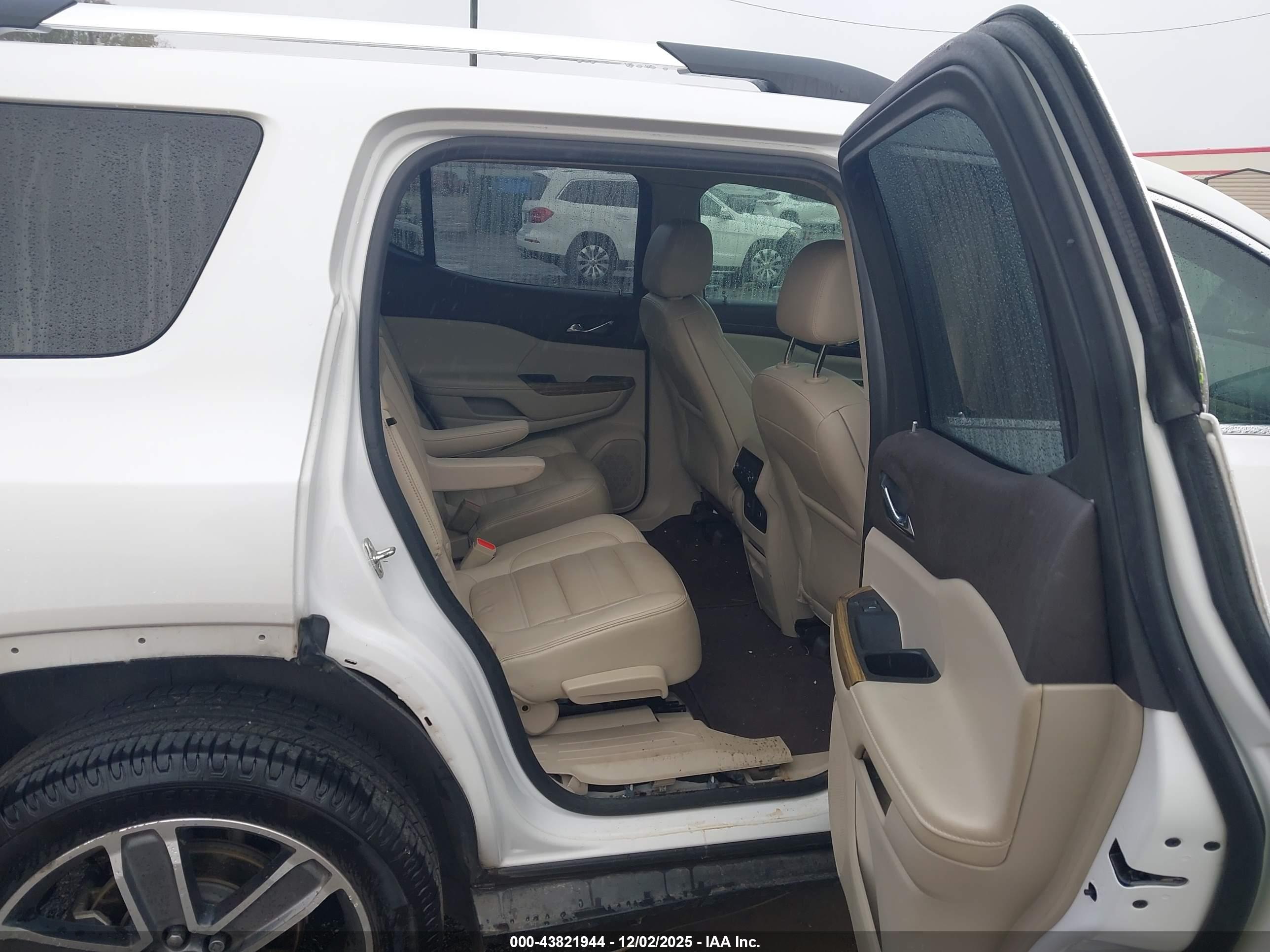 GMC ACADIA image 8