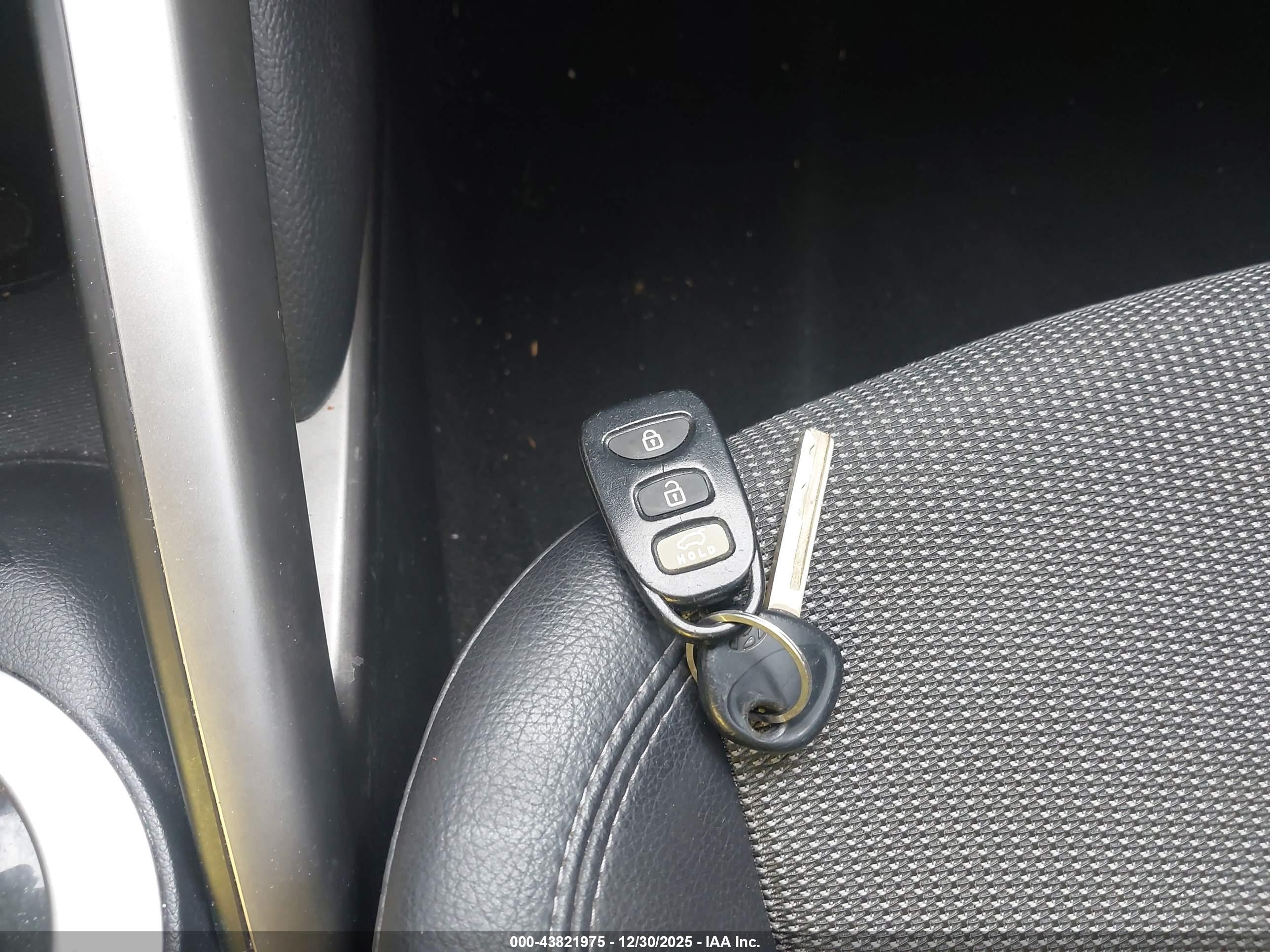 HYUNDAI VELOSTER image 11