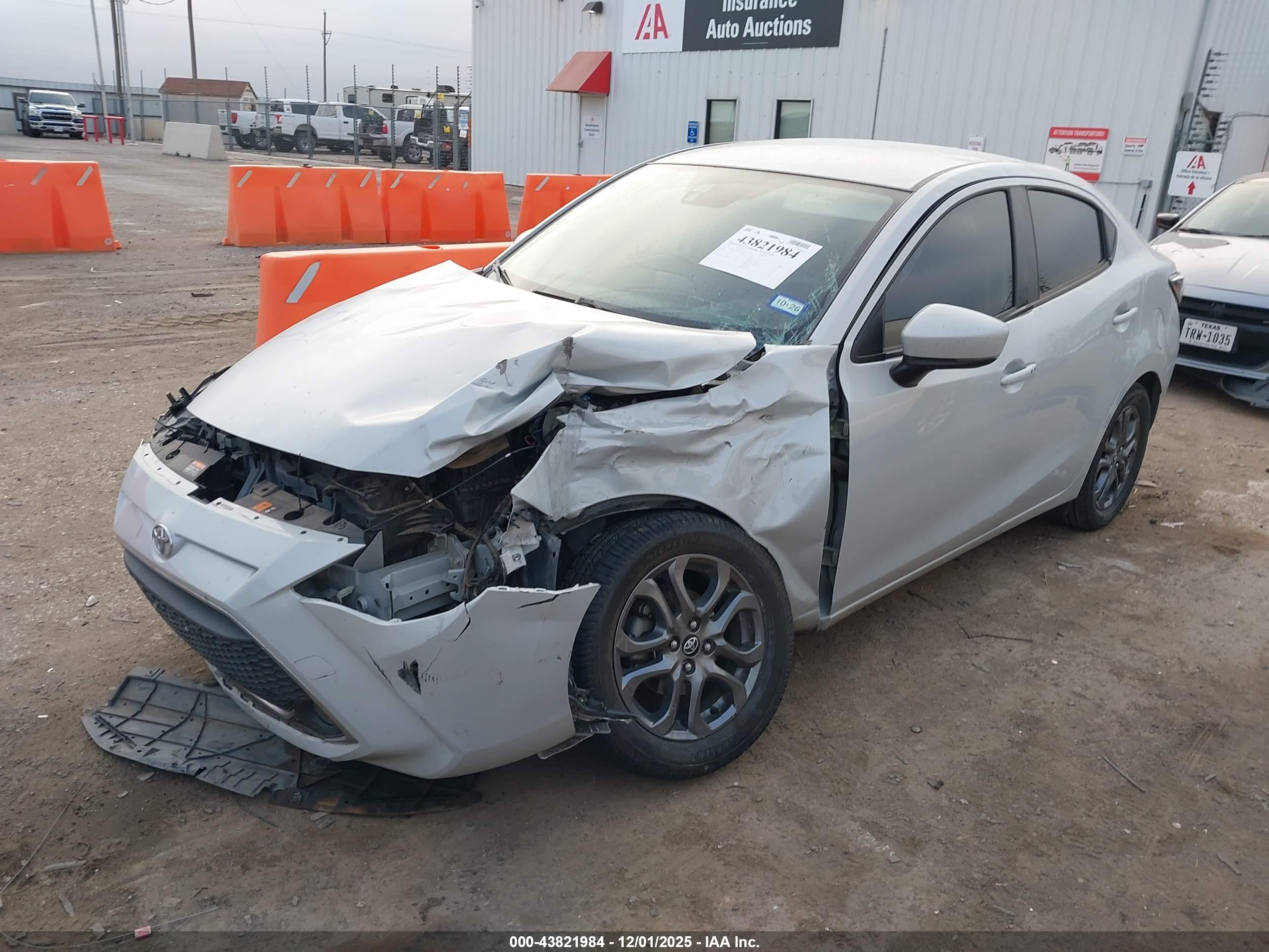 TOYOTA YARIS image 2