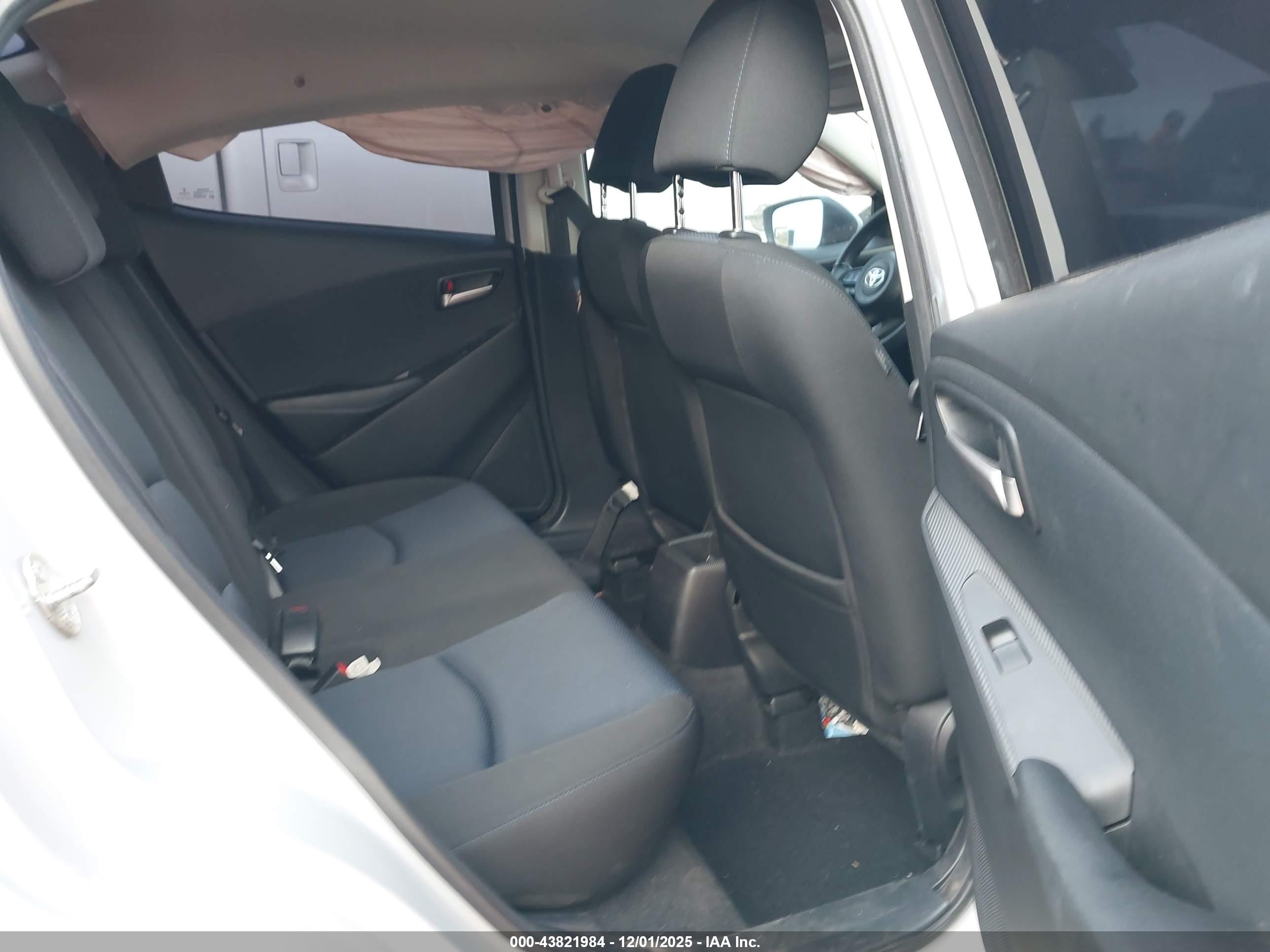 TOYOTA YARIS image 8