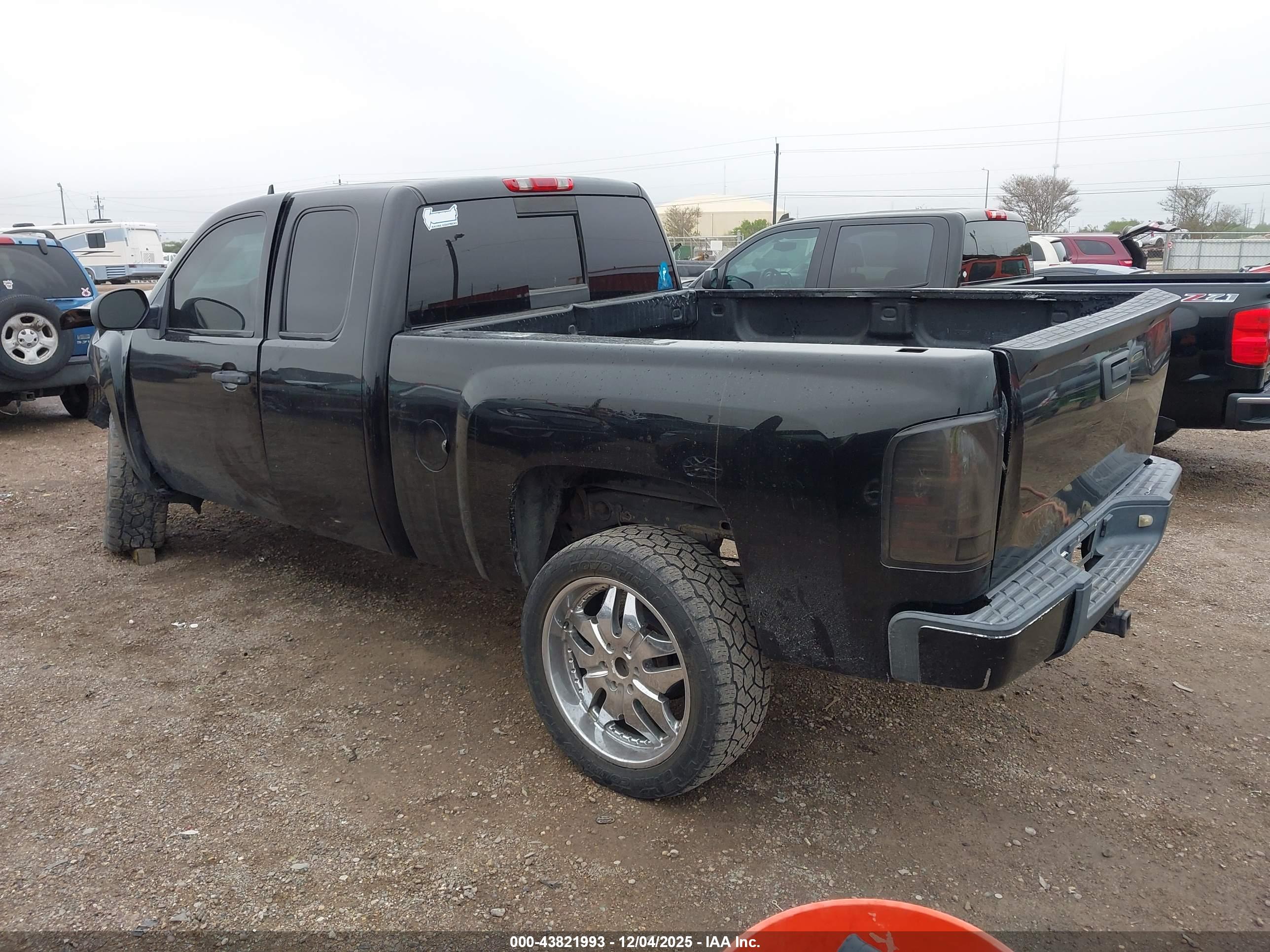 CHEVROLET SILVERADO image 3