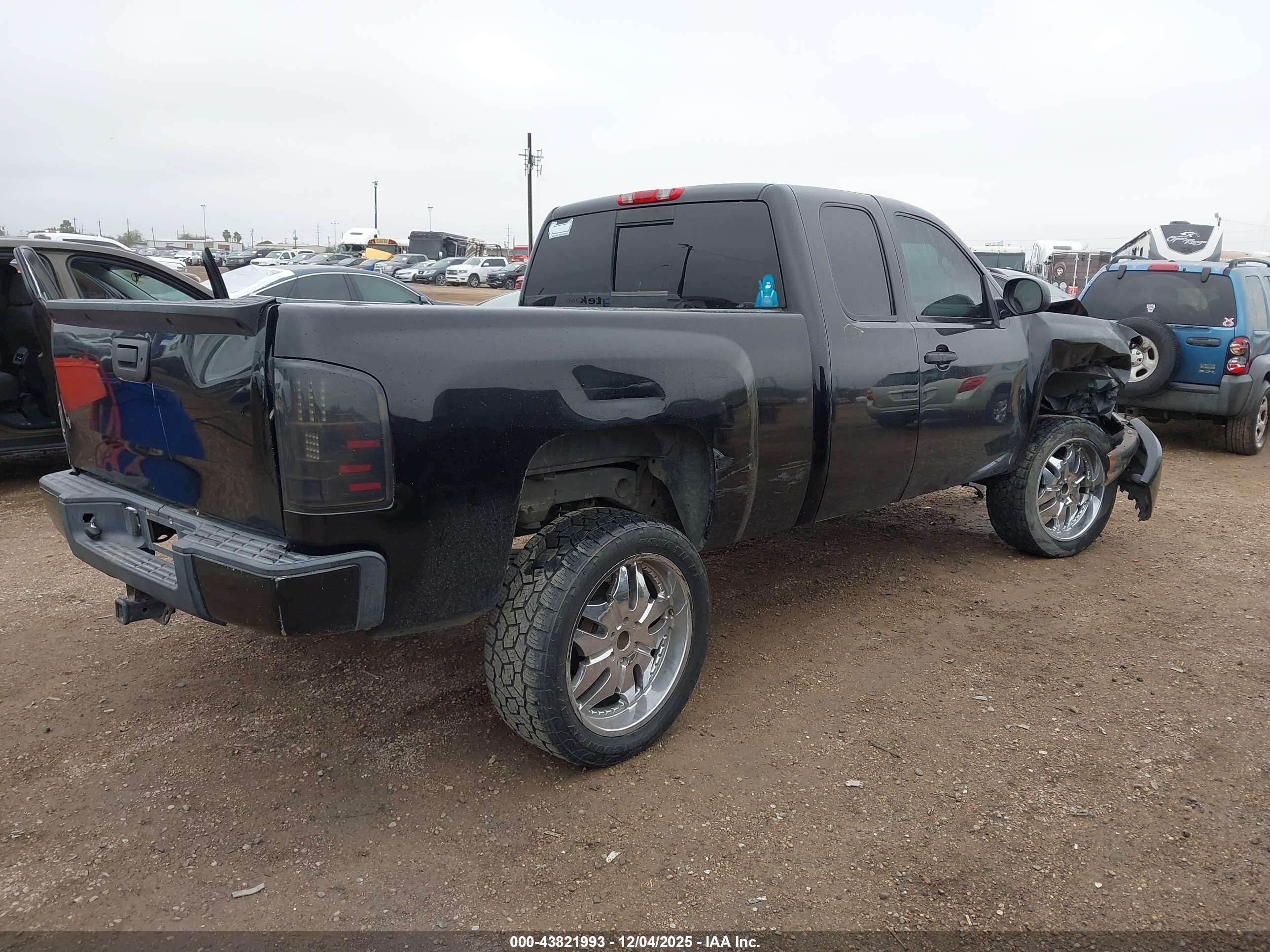 CHEVROLET SILVERADO image 4