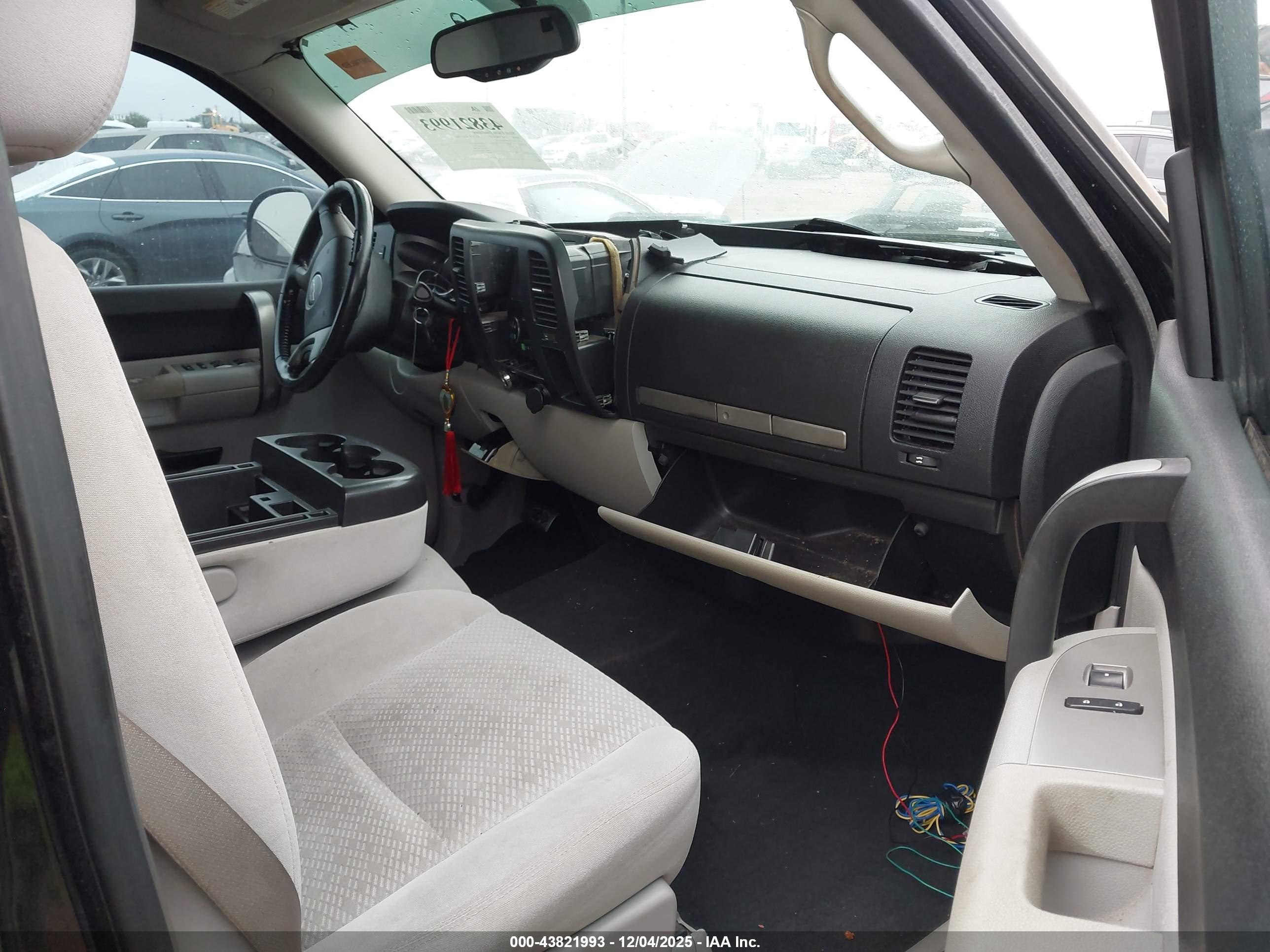 CHEVROLET SILVERADO image 5