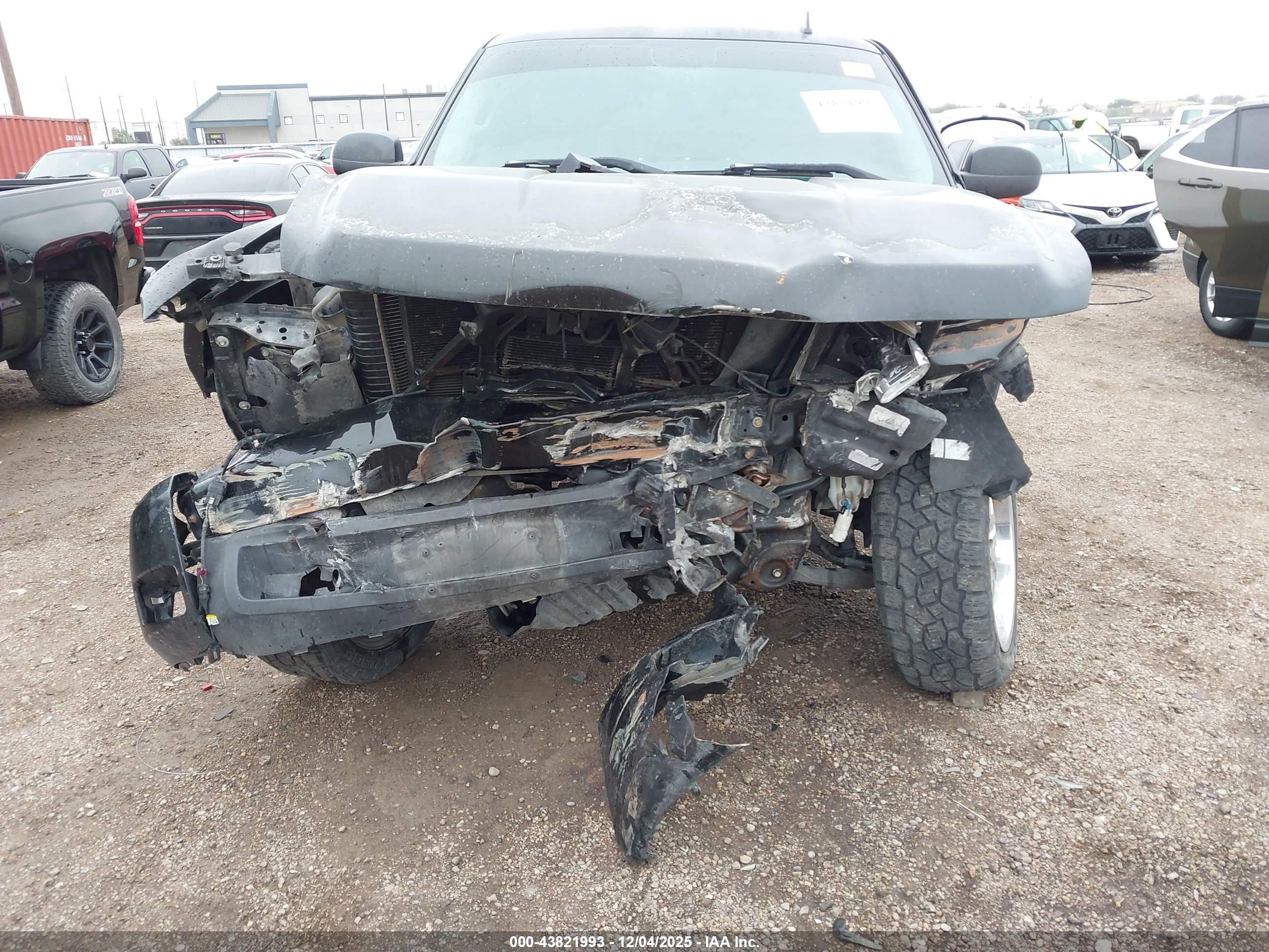 CHEVROLET SILVERADO image 6