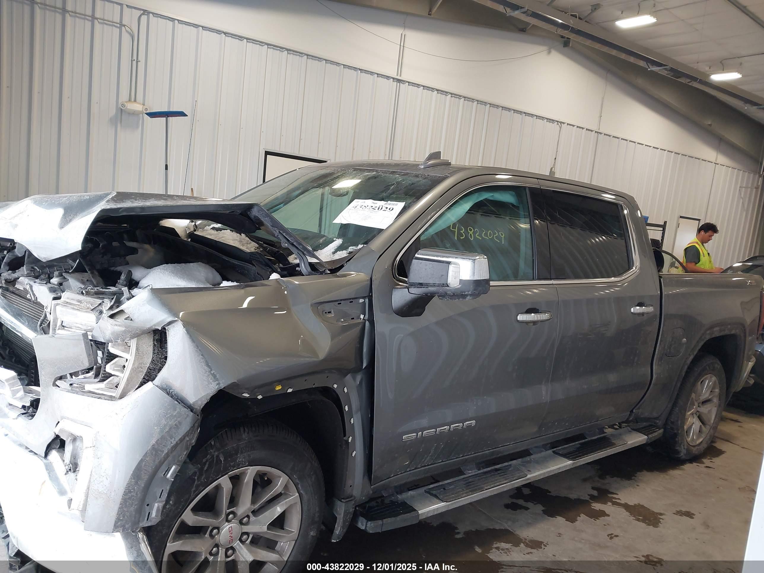 GMC SIERRA image 2