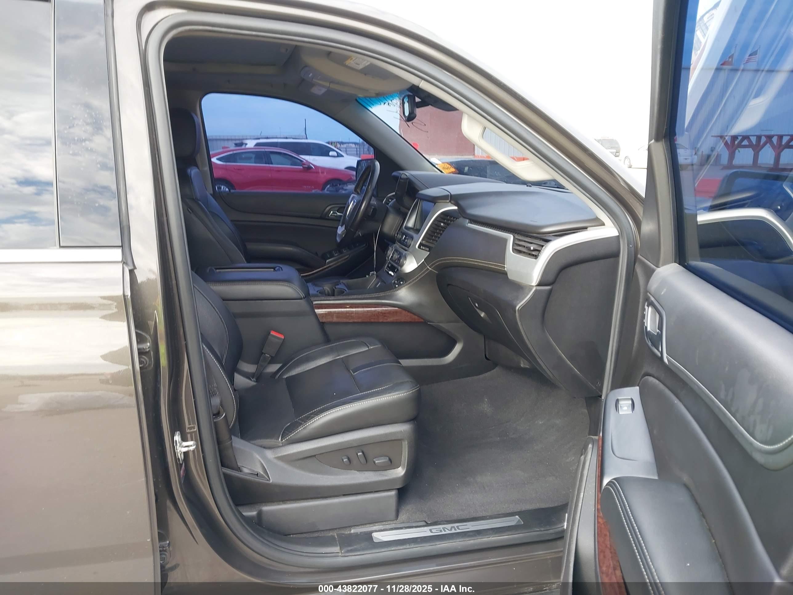 GMC YUKON image 5