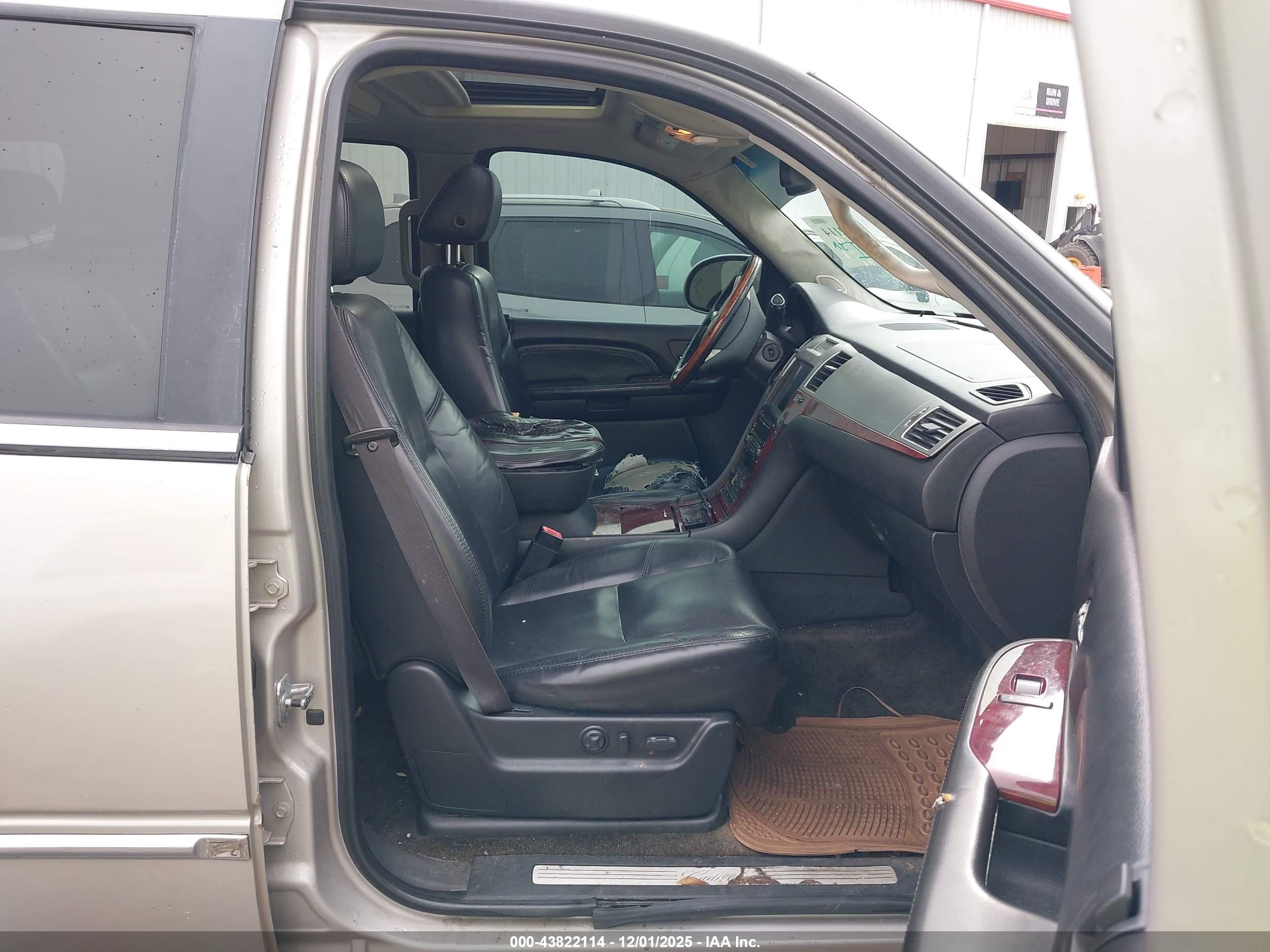CADILLAC ESCALADE image 5