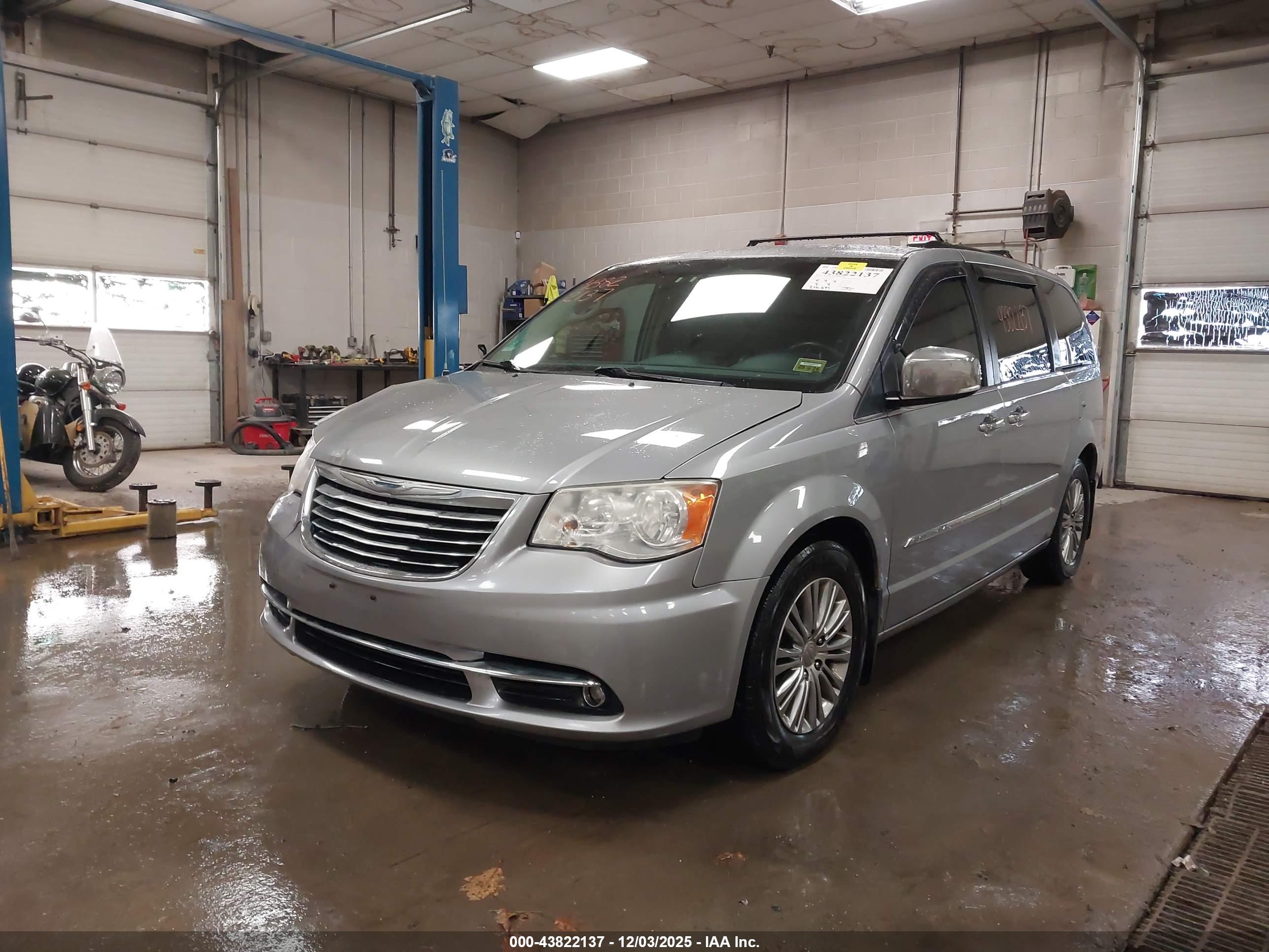 CHRYSLER TOWN image 2