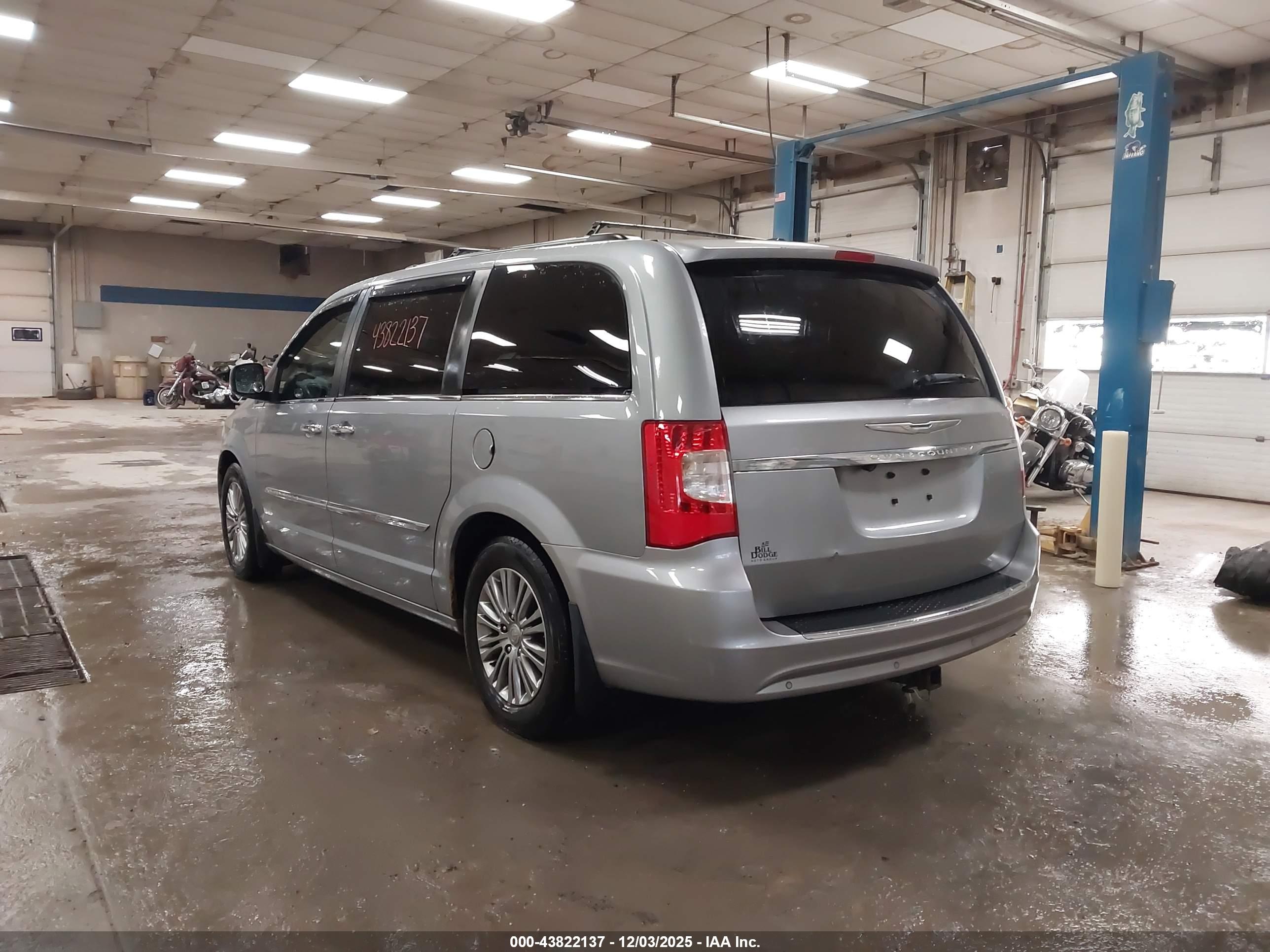 CHRYSLER TOWN image 3