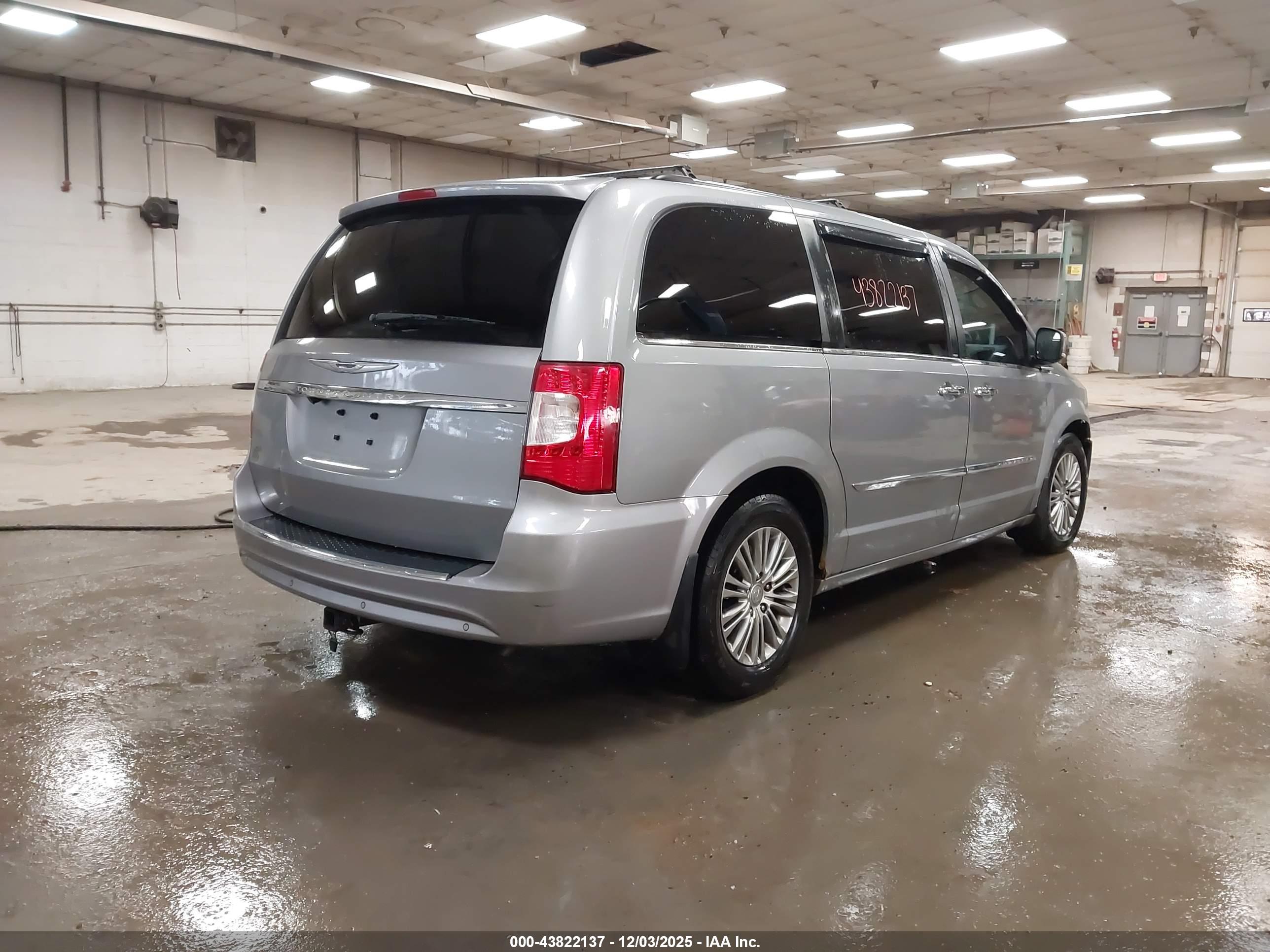 CHRYSLER TOWN image 4