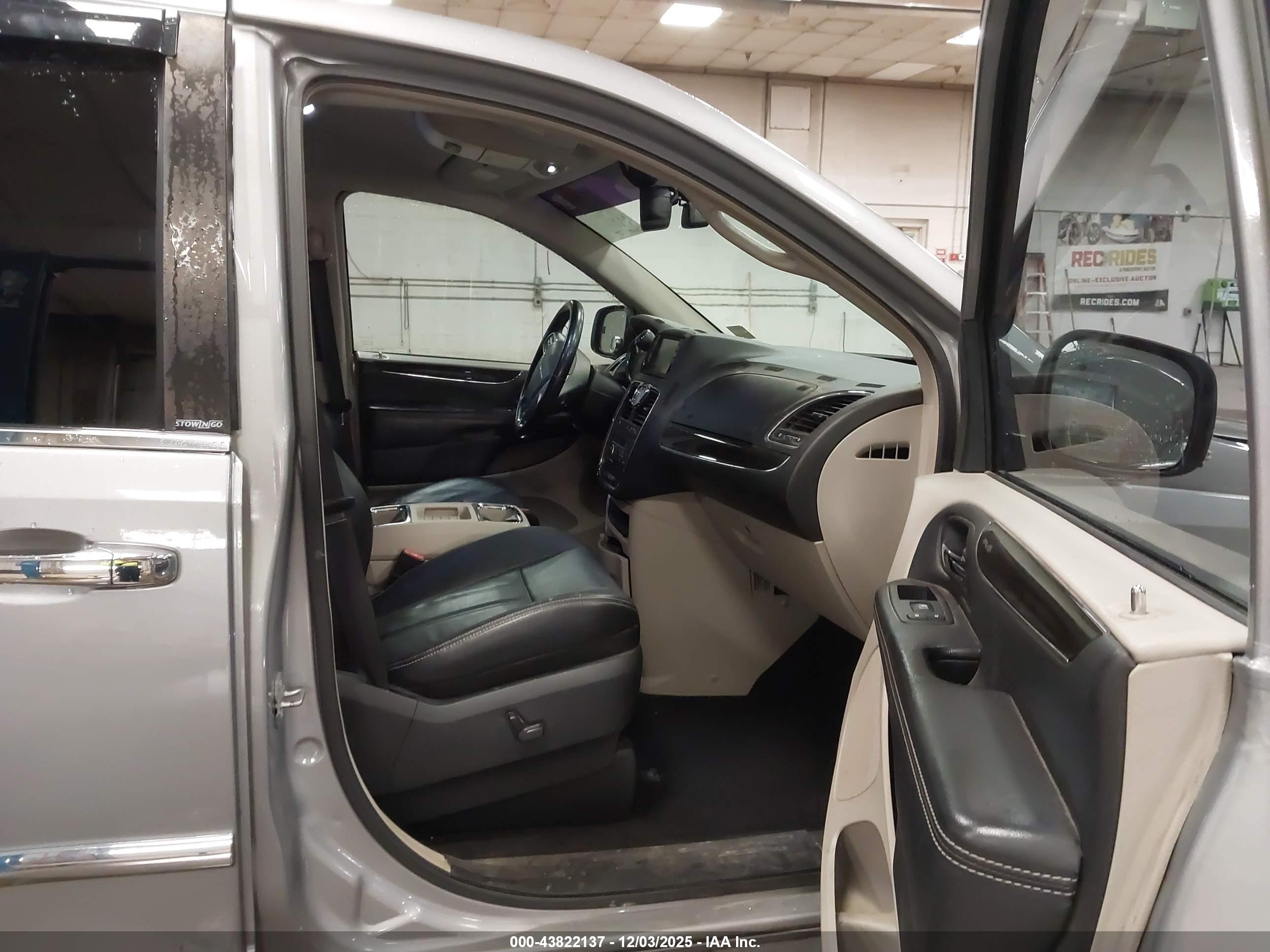 CHRYSLER TOWN image 5