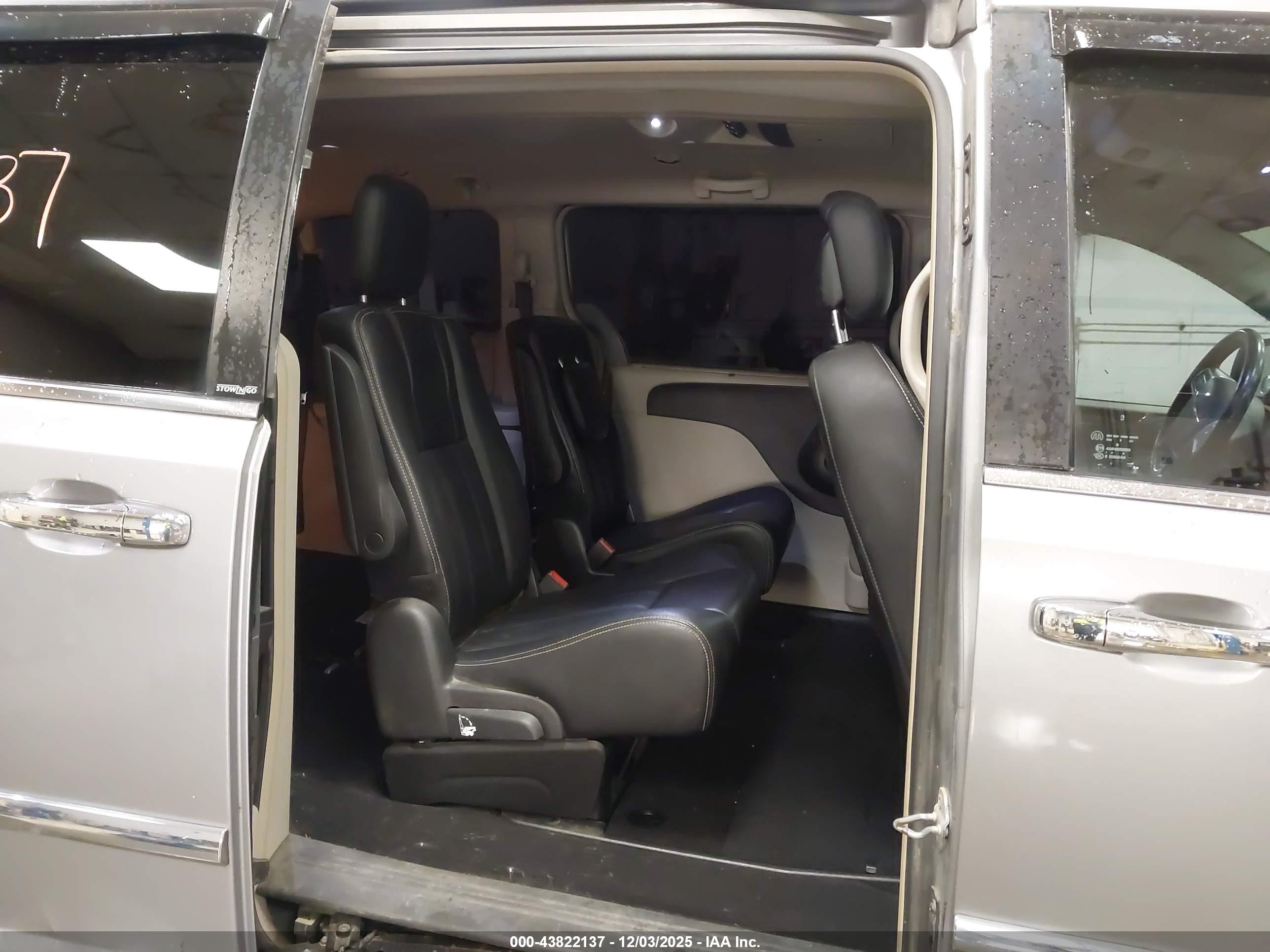CHRYSLER TOWN image 8