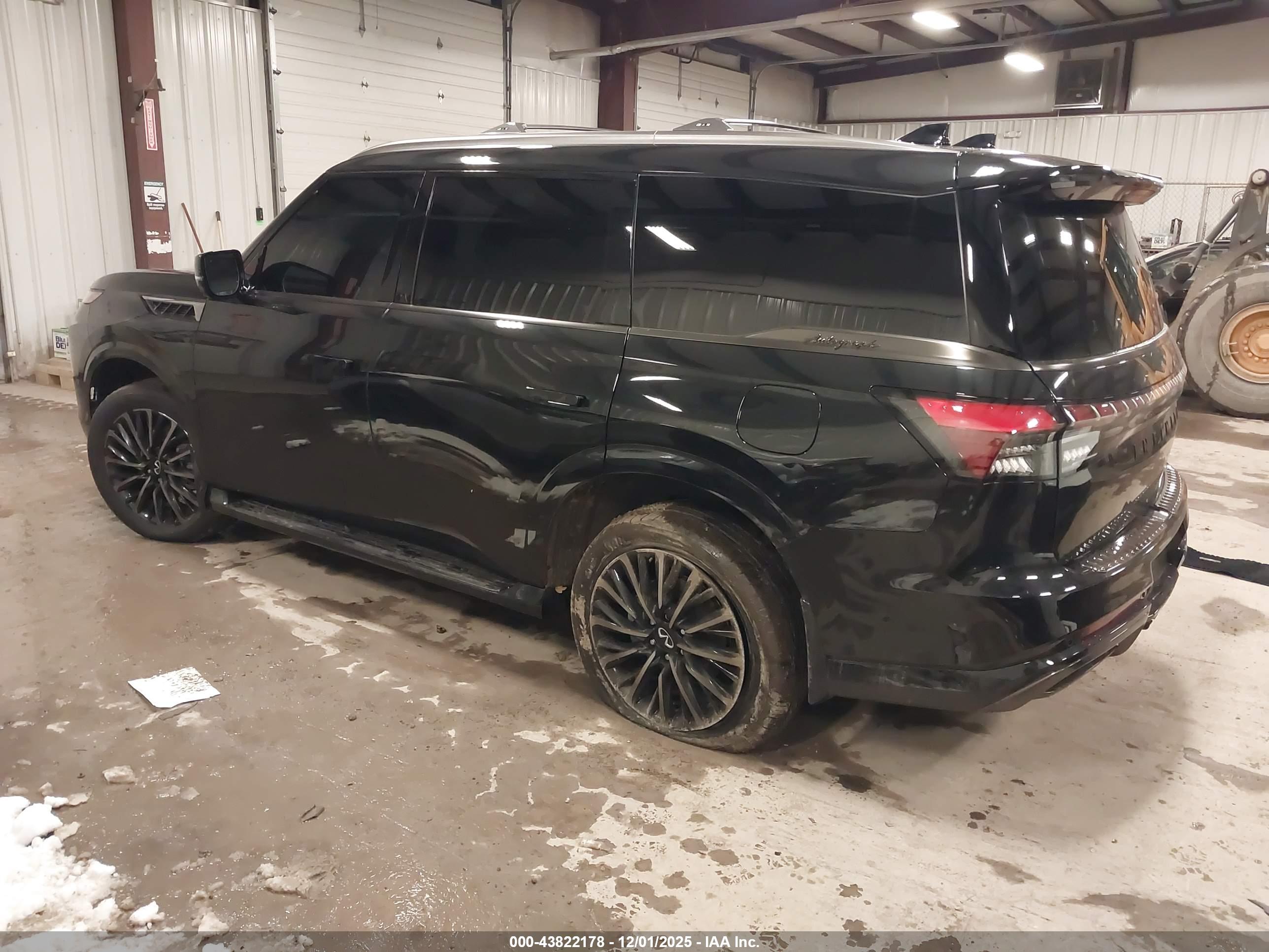 INFINITI QX80 image 3